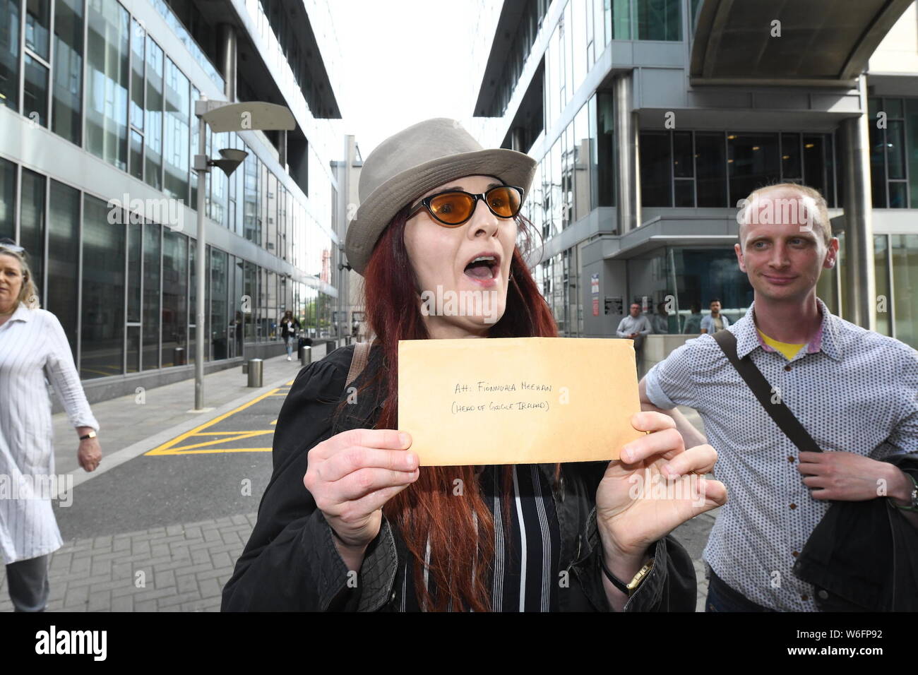 Manifestant Fiona O'Leary offre lettre au représentant pour la tête de Google France pour leur demander de signaler Gemma O'Doherty et ACI pour les discours de haine à Garda Banque D'Images