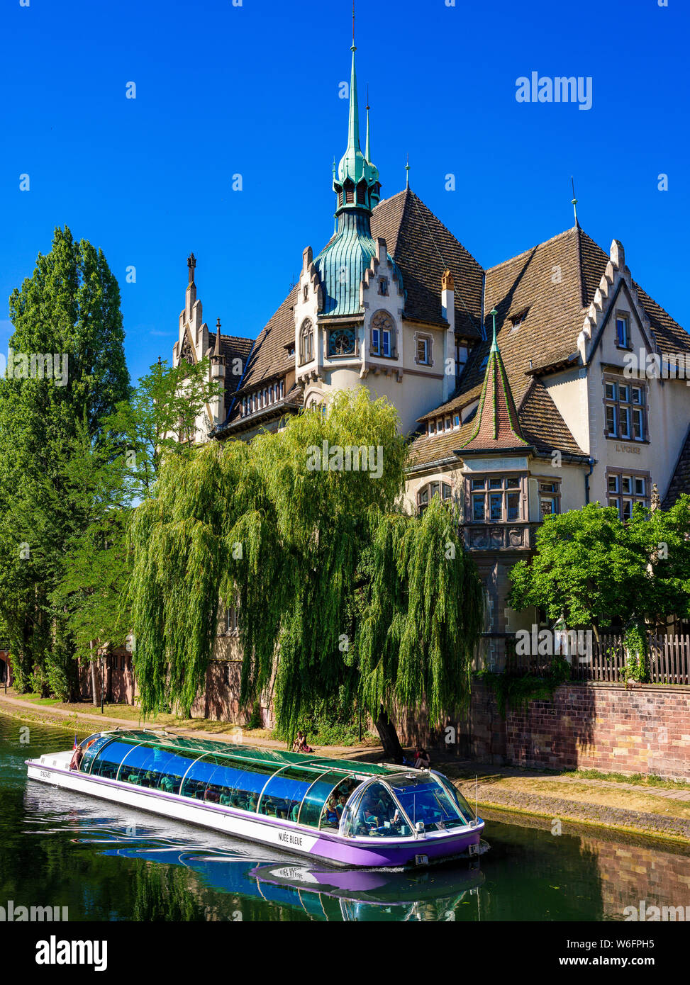 Visite guidée d'Batorama croisières sur canal, du Lycée des Pontonniers international high school, Strasbourg, Alsace, France, Europe, Banque D'Images
