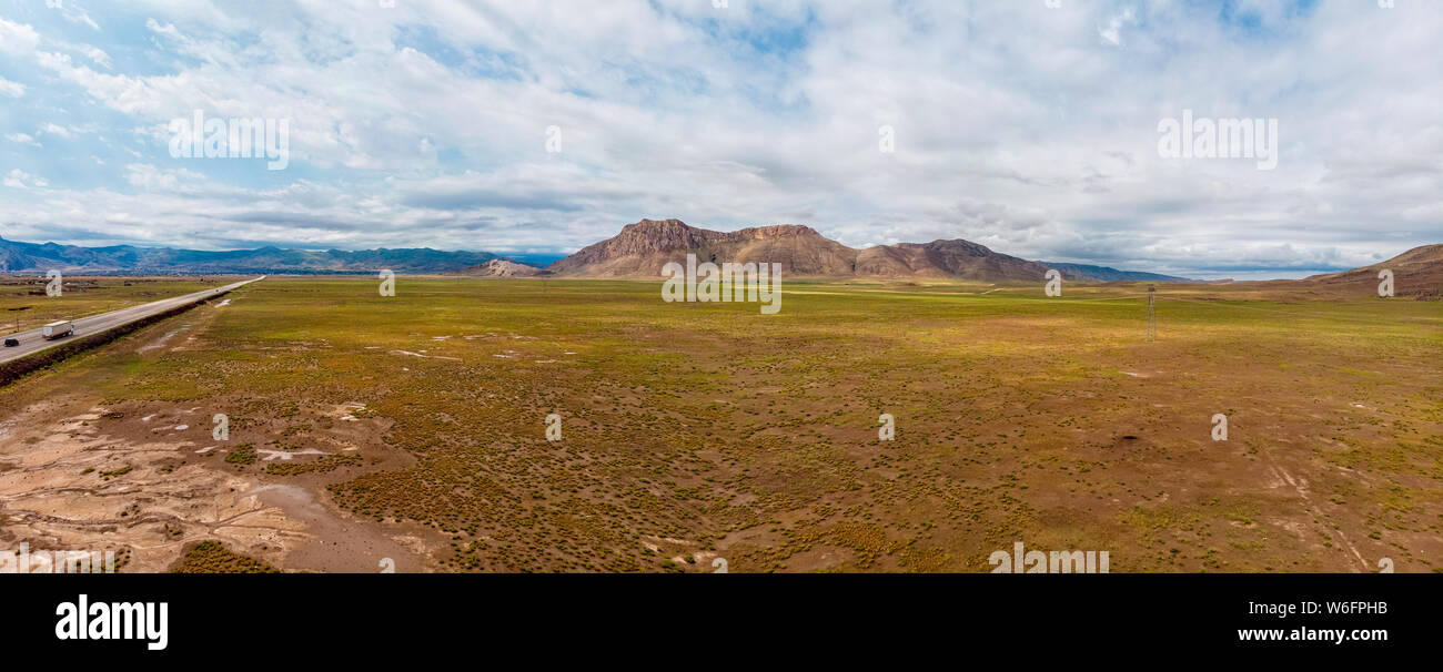 Vue aérienne de la route menant à Igdir de Dogubayazit. Autour du plateau du mont Ararat, montagnes et collines. L'Est de la Turquie à la frontière avec l'Iran Banque D'Images