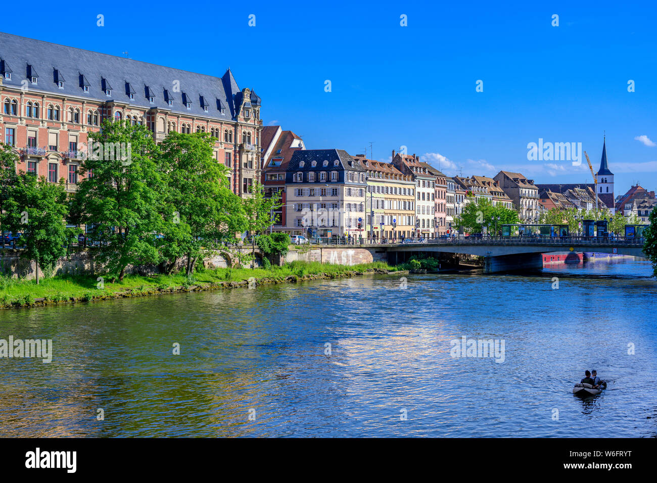 Gallia, résidence étudiante, hébergement en dortoir, maisons au bord de l'Ill, perspective, Strasbourg, Alsace, France, Europe, Banque D'Images