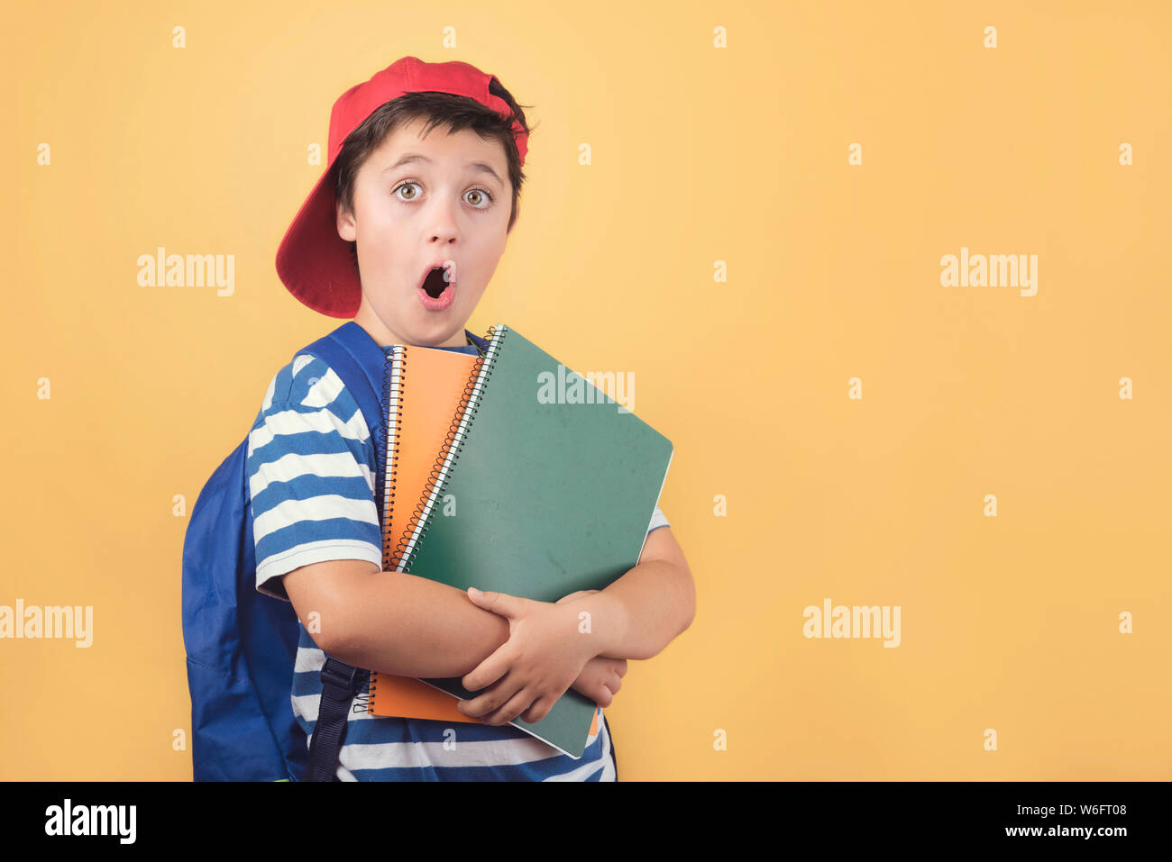 Enfant Avec Le Sac à Dos Tenant Un Football Image stock - Image du sourire,  personne: 41920193