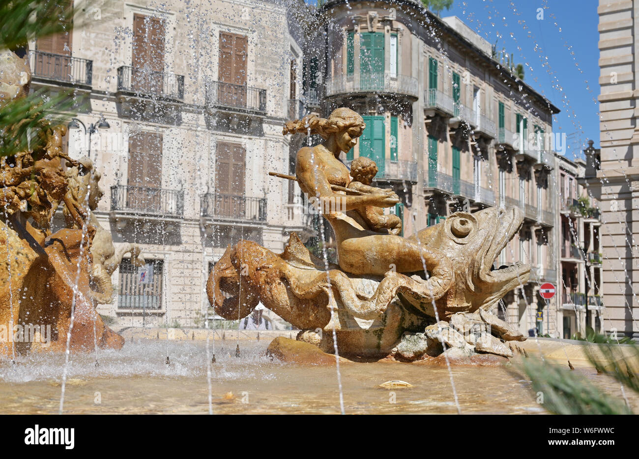 Construit par Giulio Moschetti en 1907, classic fontaine sur la Piazza Archimede, Sicile Ortigia dispose d'une statue de la déesse Diane. Banque D'Images