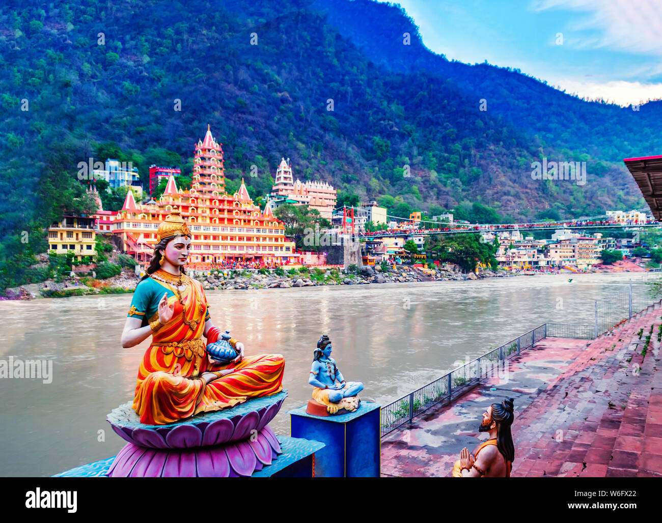 Idole de Dieu indien / Déesse ou déité, sur la rive du Ganga à Rishikesh avec un temple flou en arrière-plan, la capitale du yoga de l'Inde. Indien à Banque D'Images