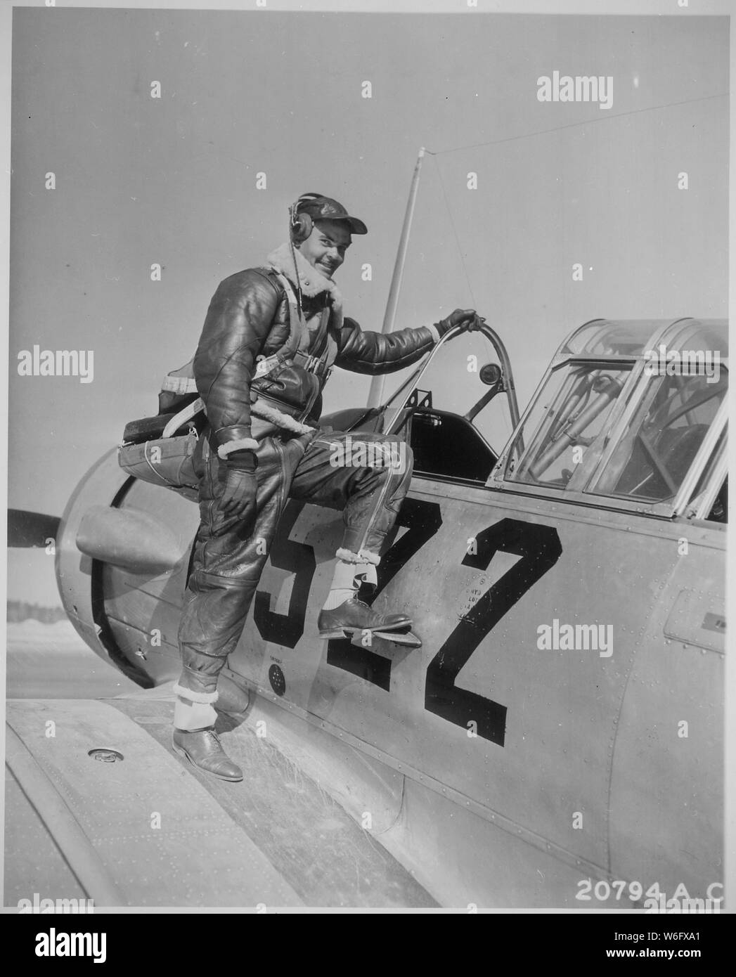 Le capitaine Benjamin Oliver Davis, Jr., de Washington, D.C., escalade en un entraînement avancé. Tuskegee, Alabama, 01/1942. Banque D'Images