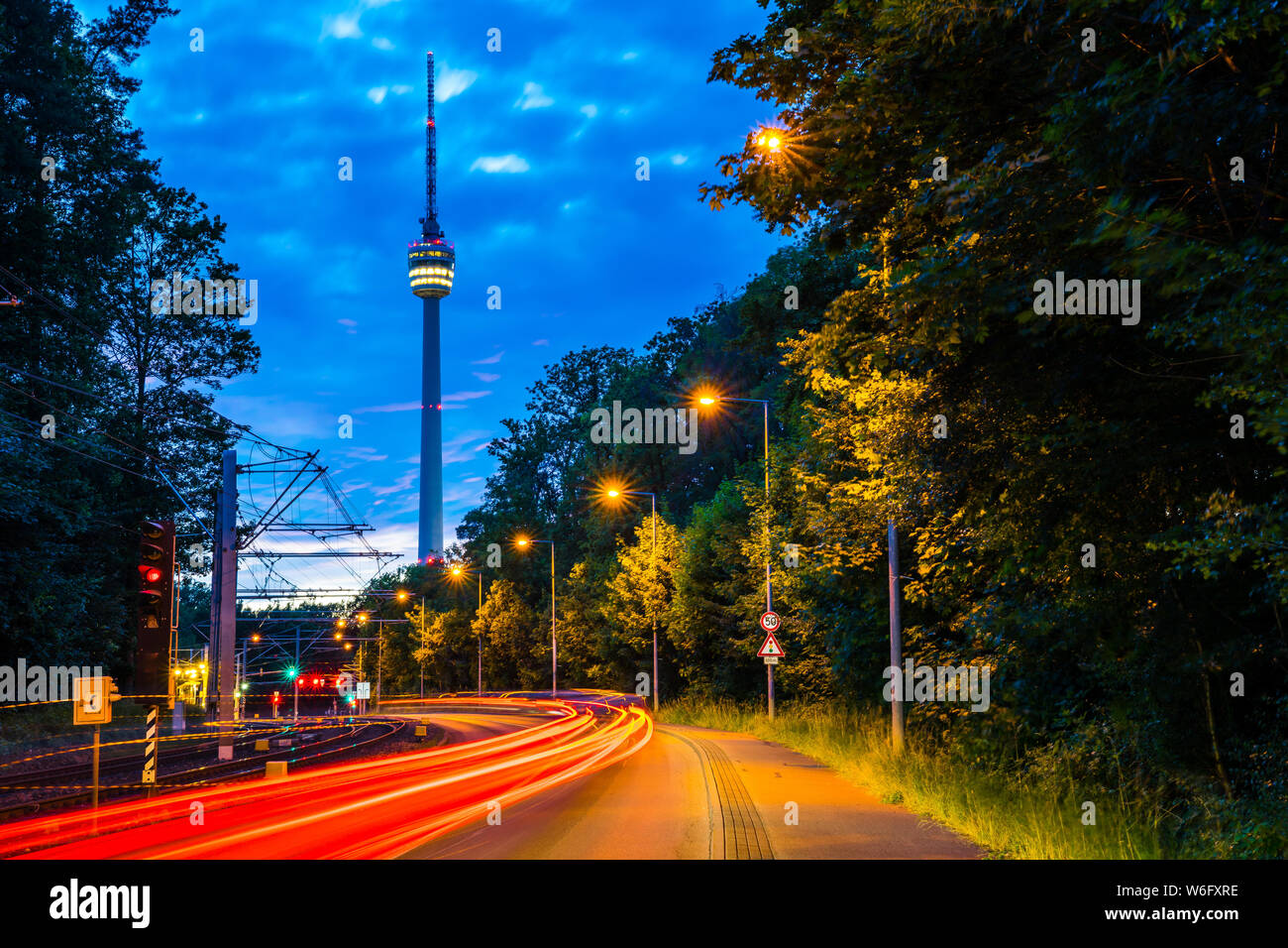 Allemagne, Stuttgart city tour de télévision, fernsehturm dans aube magique atmosphère crépuscule après le coucher du soleil derrière le trafic routier avec en forêt Banque D'Images