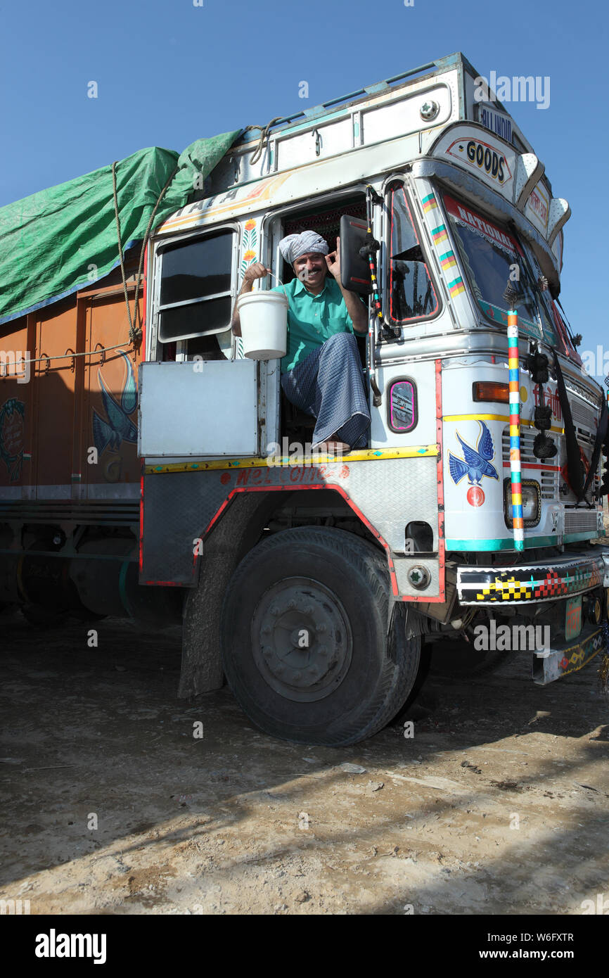 Conducteur du chariot montrant le godet d'huile moteur Banque D'Images