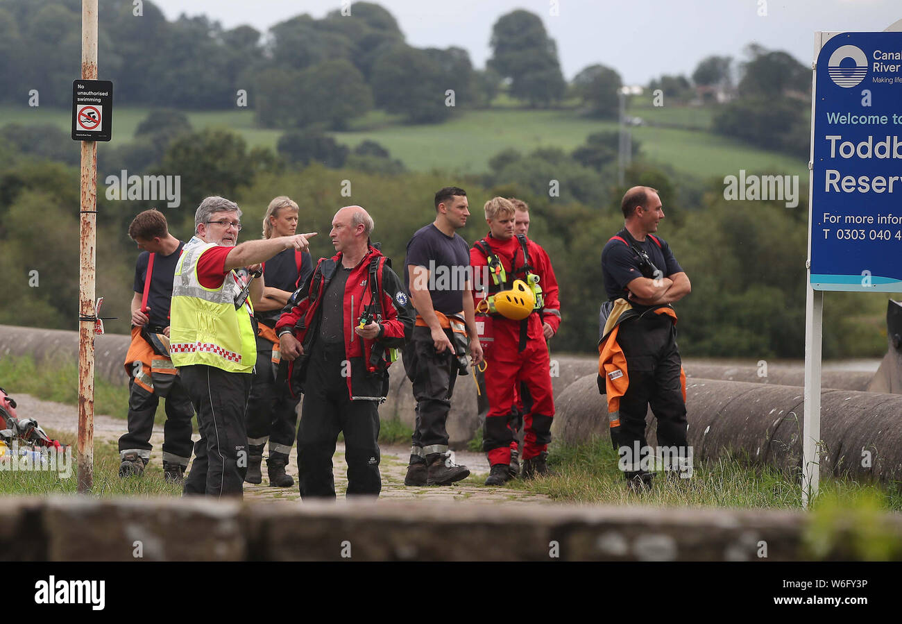 Retransmettre LA CORRECTION DE CHESHIRE DERBYSHIRE BONNE LÉGENDE CI-DESSOUS des services d'urgence à réservoir d'Toddbrook près du village de Whaley Bridge, Derbyshire, après qu'il a été endommagé d'une forte pluie. Banque D'Images