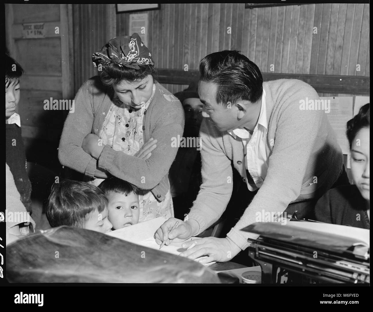 Centreville, en Californie. Scène dans la Ligue des citoyens japonais américain bureau local. Cette fonction . . . ; Portée et contenu : la légende complète pour cette photographie se lit comme suit : Centreville, en Californie. Scène dans la Ligue des citoyens japonais américain bureau local. Ce bureau aide les agriculteurs d'origine japonaise dans ce quartier d'organiser leurs affaires pour l'évacuation et de les garder affiché sur les événements. Harry Konda, dirigeant de la ligue, est de disposer d'une machine à laver pour un travailleur agricole mexicain local sa femme. Banque D'Images