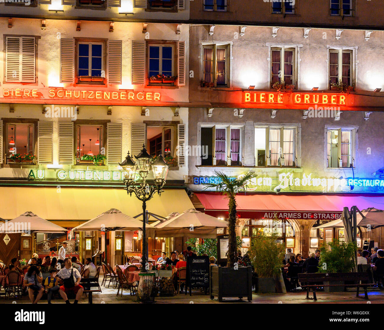 Strasbourg, terrasses de restaurants, Place place Gutenberg, nuit, Alsace, France, Europe, Banque D'Images