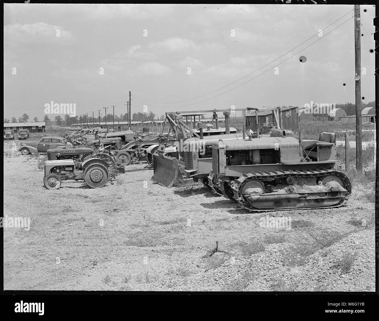 Clôture de la réinstallation, Jérôme Centre Denson, Arkansas. Équipement agricole assemblées dans la Jerome C . . . ; Portée et contenu : la légende complète pour cette photographie se lit comme suit : Clôture de la réinstallation, Jérôme Centre Denson, Arkansas. Équipement agricole assemblées dans le centre Jérôme motor pool pour la vente ou le transfert à l'Rohwer Centre. Banque D'Images