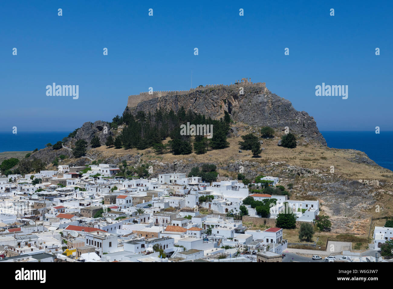 La Grèce, Rhodes, la plus grande des îles du Dodécanèse. Lindos historique, vue panoramique de l'Acropole de Lindos et les ruines de Temple d'Athéna. Banque D'Images