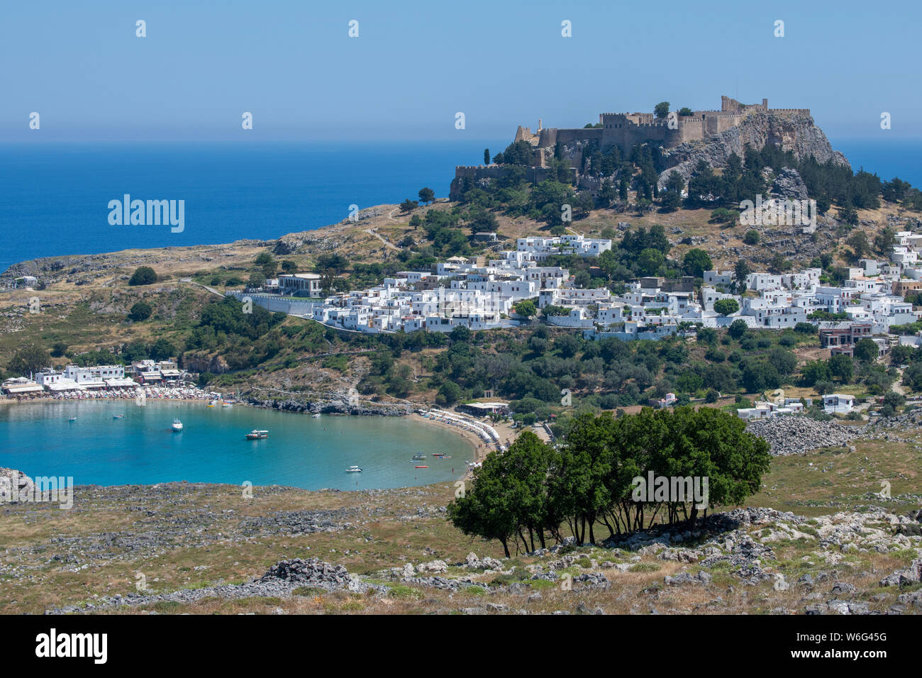 La Grèce, Rhodes, la plus grande des îles du Dodécanèse. Lindos historique, vue panoramique de l'Acropole de Lindos et les ruines de Temple d'Athéna Lindia. Banque D'Images