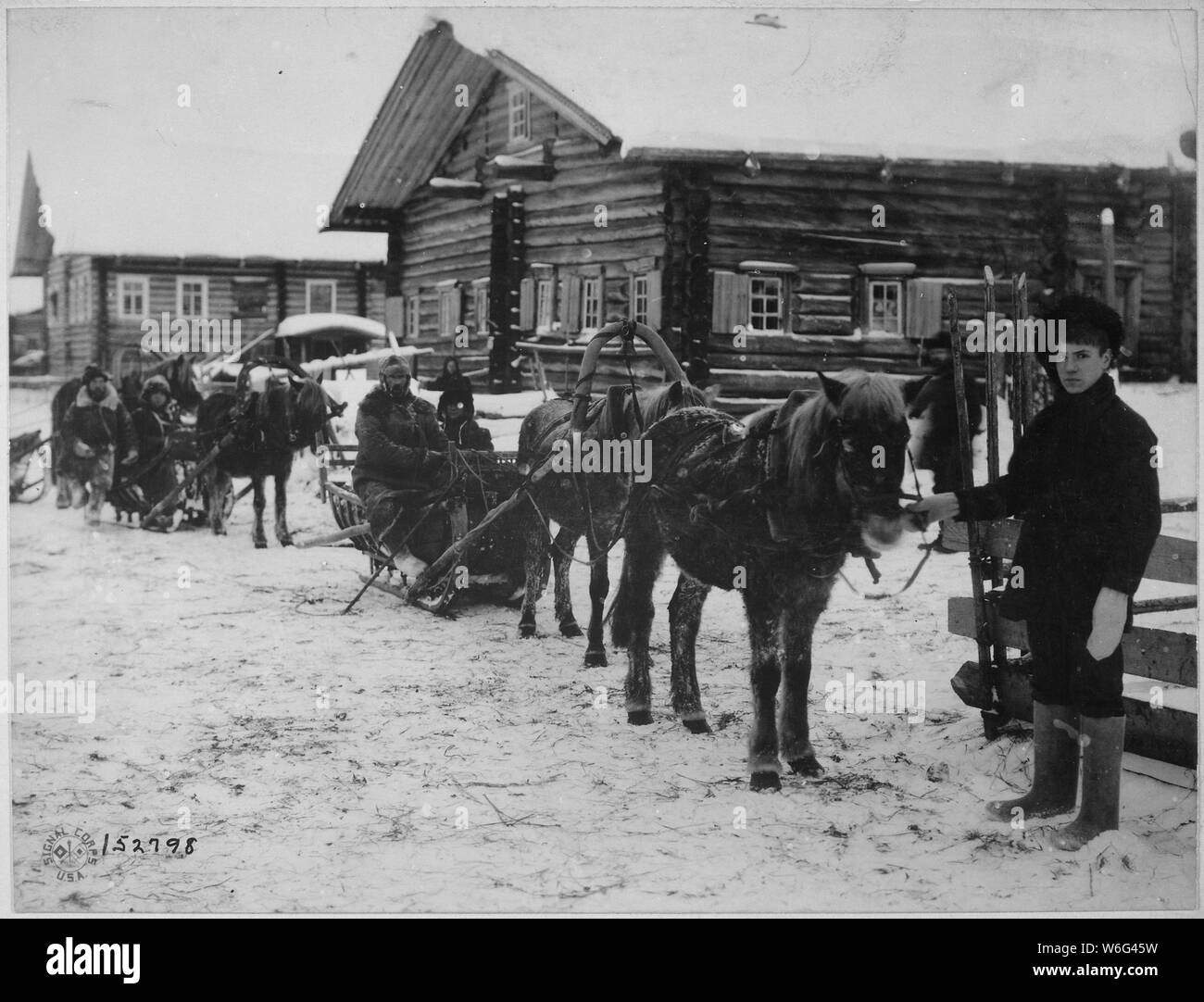 Le Colonel George E. Stewart, commandant des forces américaines dans le Nord de la Russie, en passant par le village de Chamova par convoi sur son retour de rivière Dwina au Toulgas avant d'Archangel., 12/31/1918 - Notes générales : utiliser la guerre et les conflits Numéro 363 lors de la commande d'une reproduction ou demande d'informations sur cette image. Banque D'Images