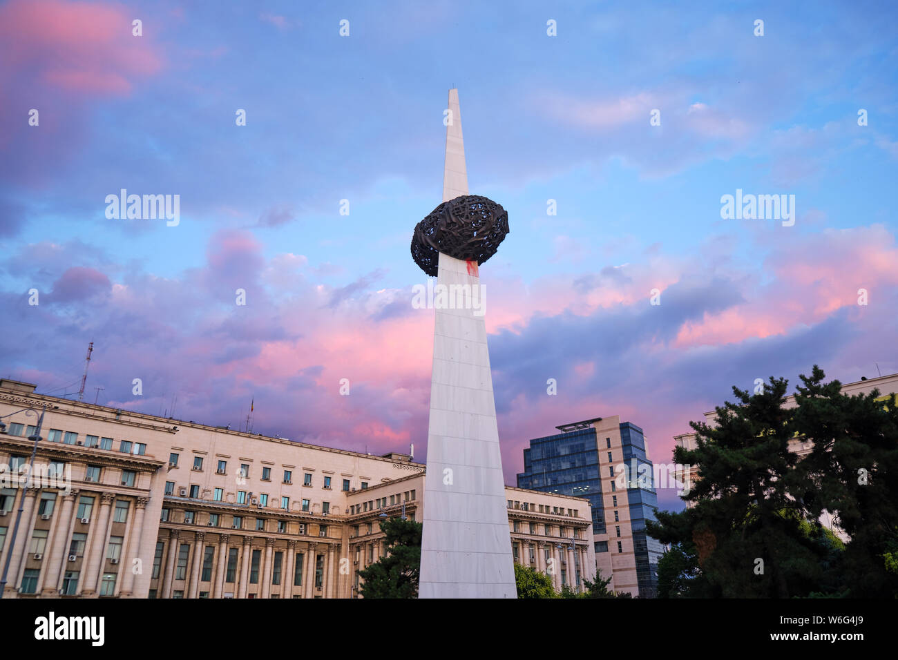 Bucarest, Roumanie - 24 juillet 2019 : Mémorial de la Renaissance (Memorialul Renasterii) dans des couleurs de soleil rose/bleu. Ce grand monument en marbre honore t Banque D'Images