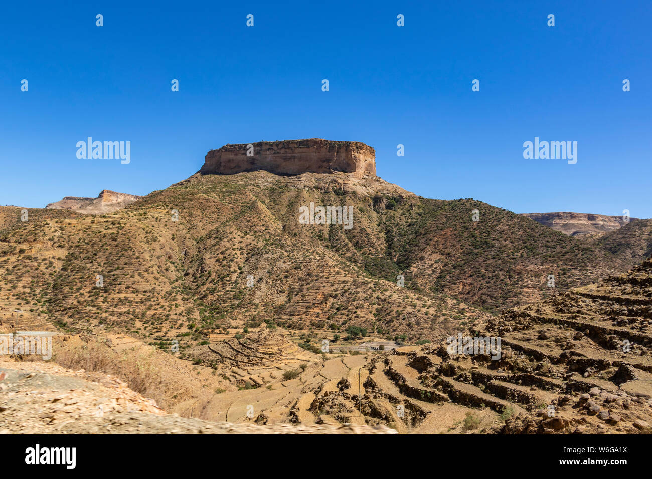 Montagne à plateau plat, ou amba, et le monastère du 6e siècle, Debre Damo; région du Tigray, Éthiopie Banque D'Images