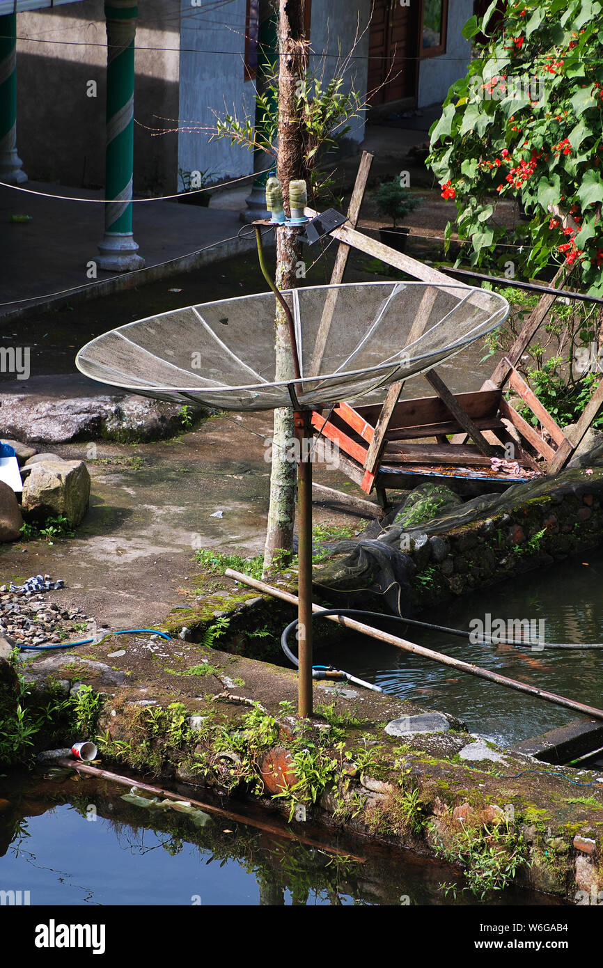 L'antenne satellite dans le village d'Indonésie Banque D'Images