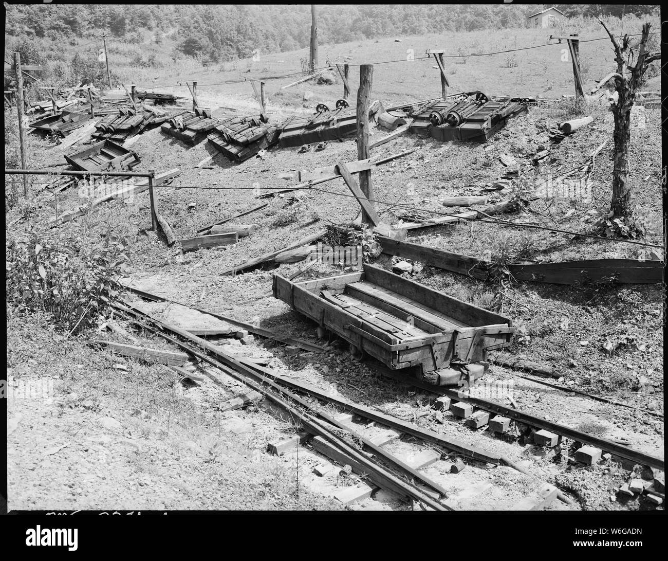Autour de débris de verre abandonnée mine qui a explosé en décembre dernier. Kentucky Straight Creek Coal Company, mine de Belva, abandonnés après l'explosion [EN] 31/12/1945, quatre mille, Bell County (Kentucky). Banque D'Images