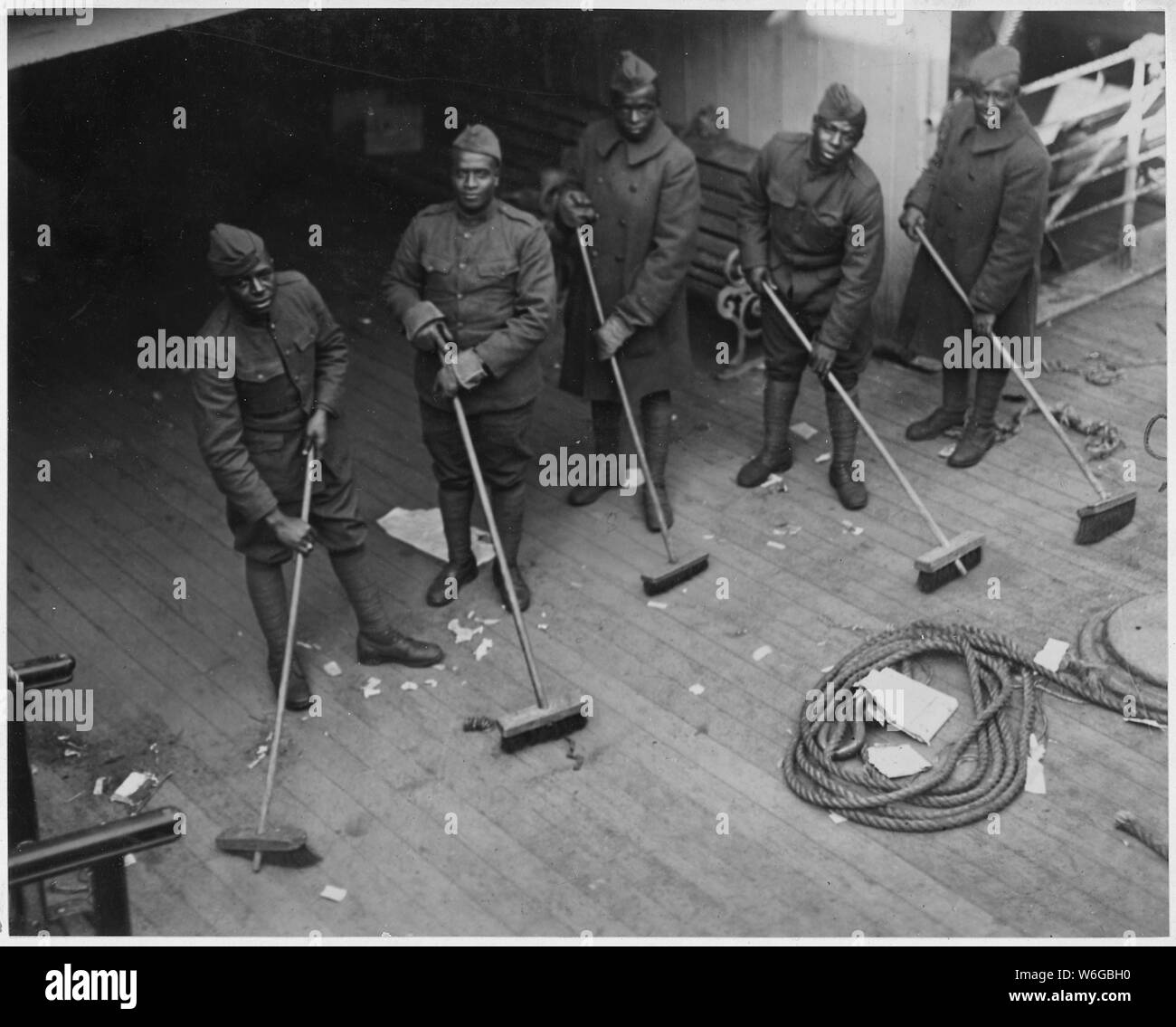 Faire K. P. [Police] cuisine à bord du Celtic. Cuisine faire des soldats à bord de la Police . . . ; Portée et contenu : la légende complète pour ce poste est le suivant : faire K. P. [Police] cuisine à bord du Celtic. Faire des soldats de Police de cuisine à bord du Celtic après avoir accosté à son embarcadère. Il y a toujours un devoir pour les hommes de l'Oncle Sam sur terre ou mer, et quelle que soit leur tâche peut être il est toujours fait avec le sourire. Banque D'Images