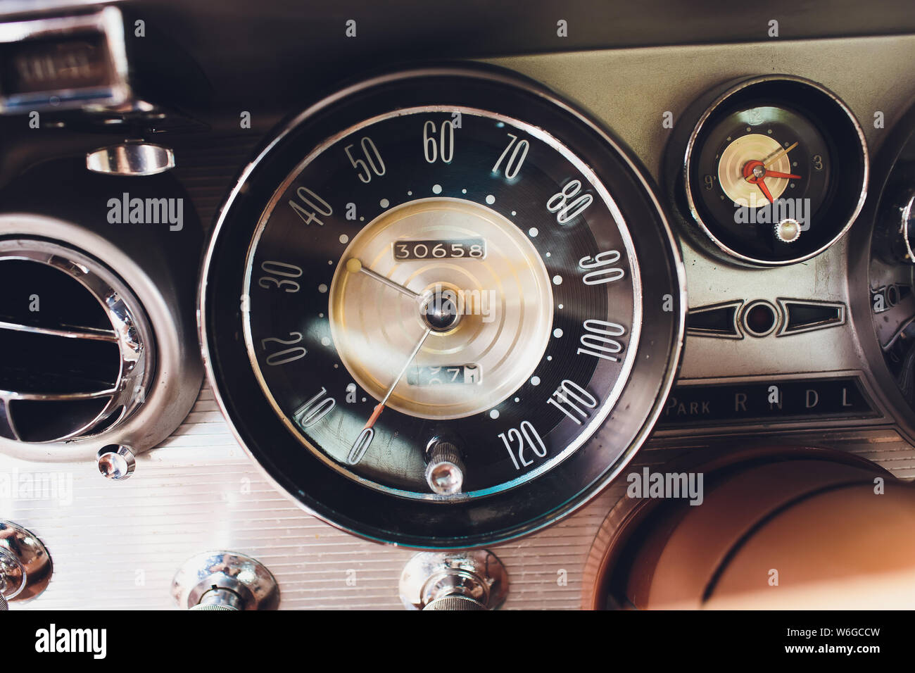 Tableau de bord de voiture vintage avec jantes chromées compteur compte-tours. Banque D'Images