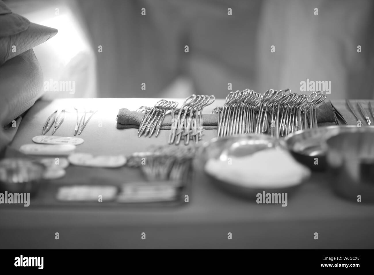 Tableau avec des outils et matériaux auxiliaires dans la salle d'opération Banque D'Images