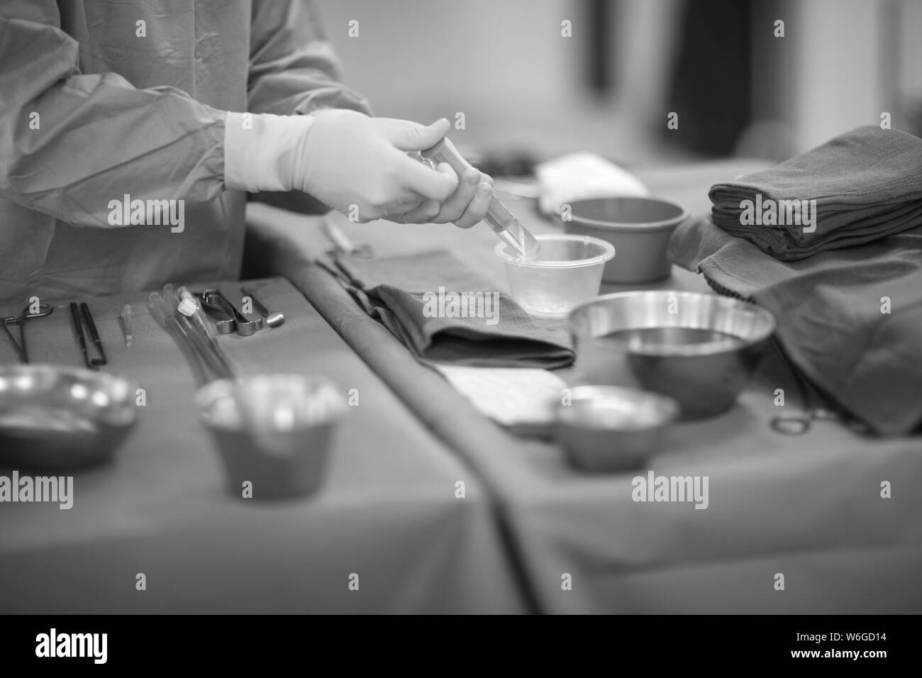 Tableau avec des outils et matériaux auxiliaires dans la salle d'opération Banque D'Images