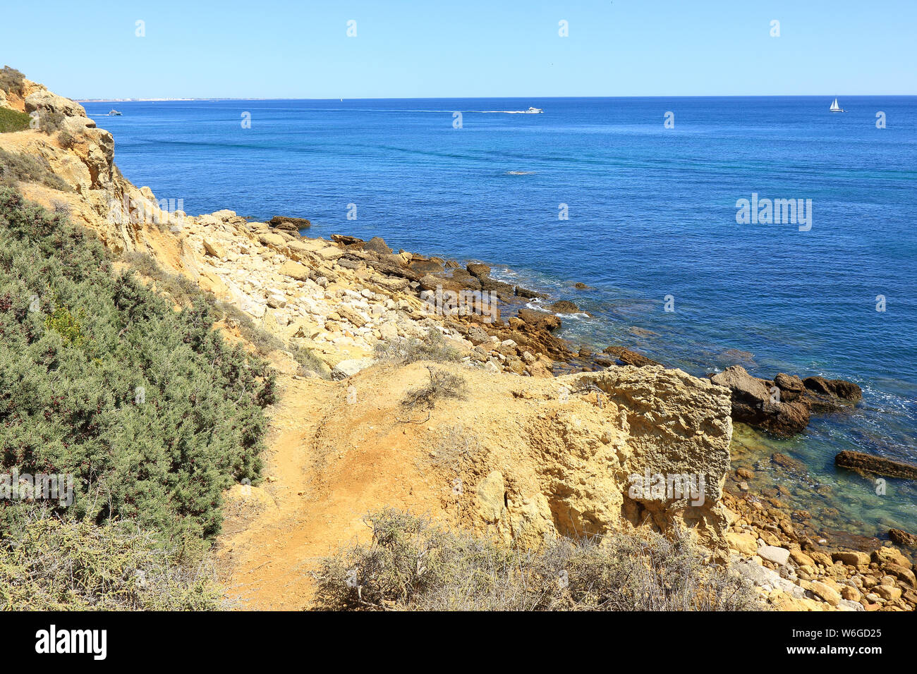 Chemin qui mène vers la côte rocheuse donnant sur l'océan Atlantique près de Albufeira Banque D'Images