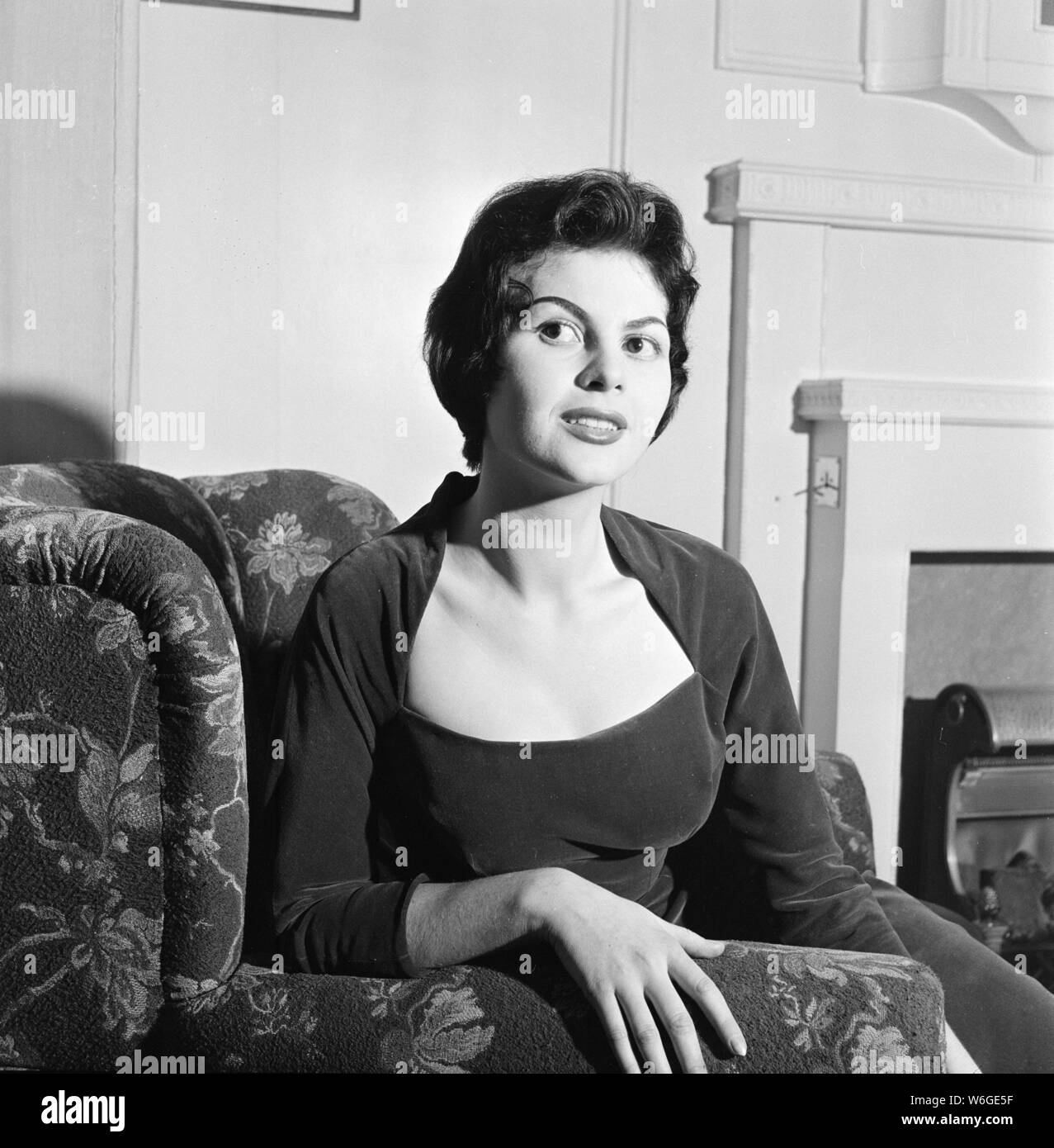 Nadja Regin, actrice serbe au Royaume-Uni pour la première fois, à l'hôtel Grosvenor House Hotel, Londres, décembre 1955. Nadja Regin est au Royaume-Uni pour le tournage d'une société allemande, elle est également porte une robe de sa propre conception. Banque D'Images