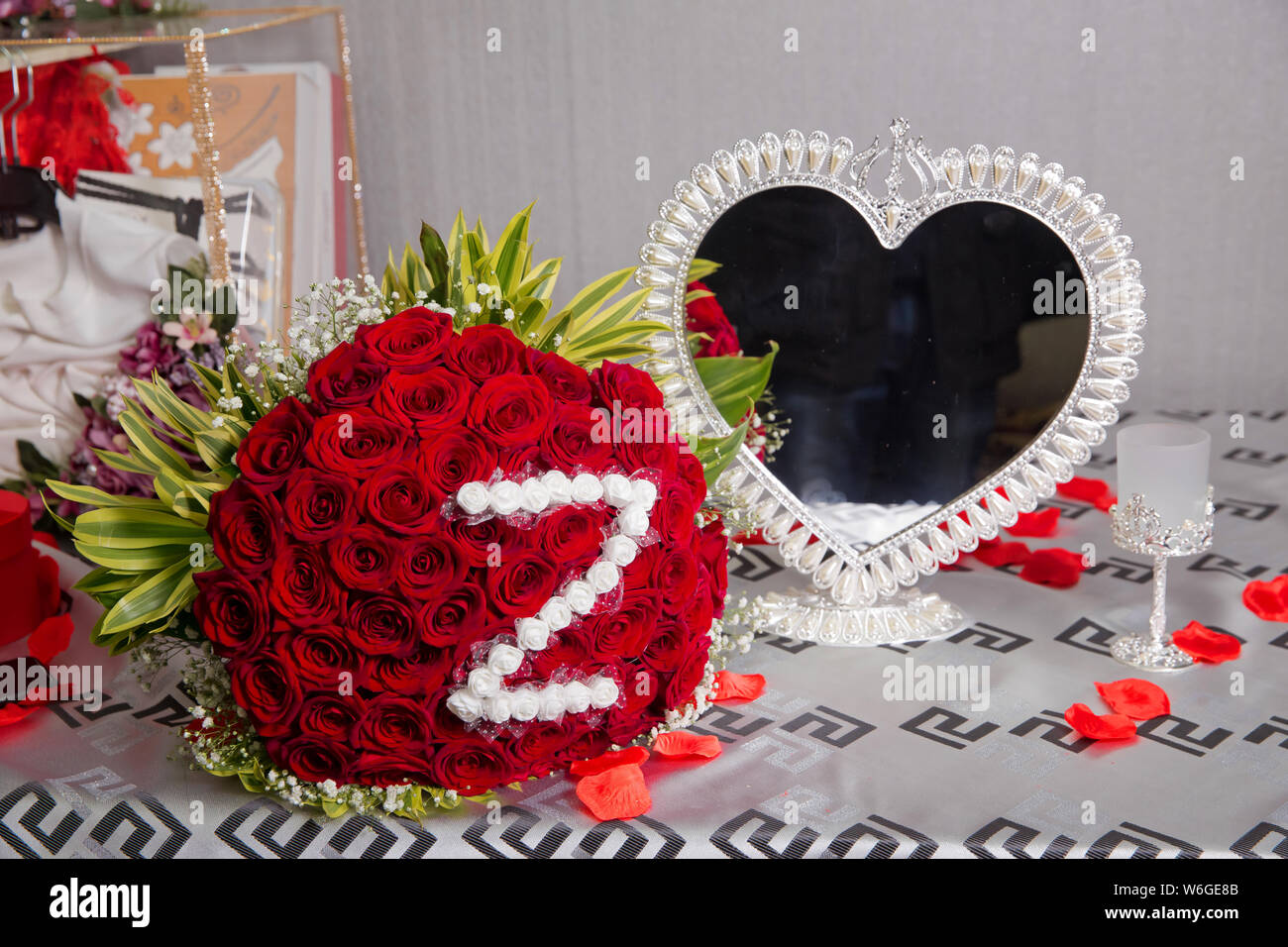 Un bouquet de fleurs bouquet d'une centaine de roses rouges . Grand bouquet d'une centaine de grandes fleurs roses rouge coeur blanc .miroir. Banque D'Images