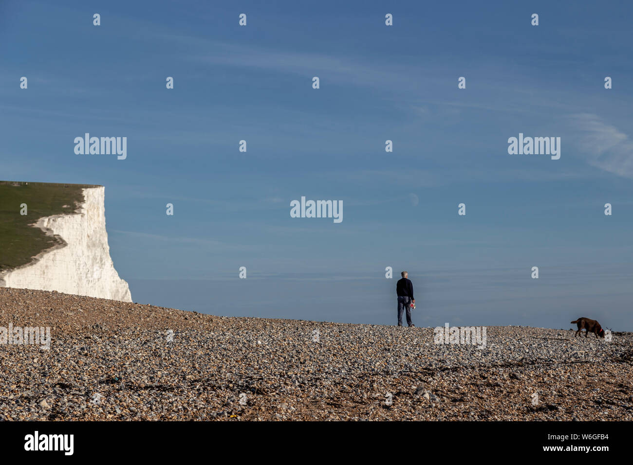 Man Walking dog à 7 soeurs dans l'East Sussex Banque D'Images