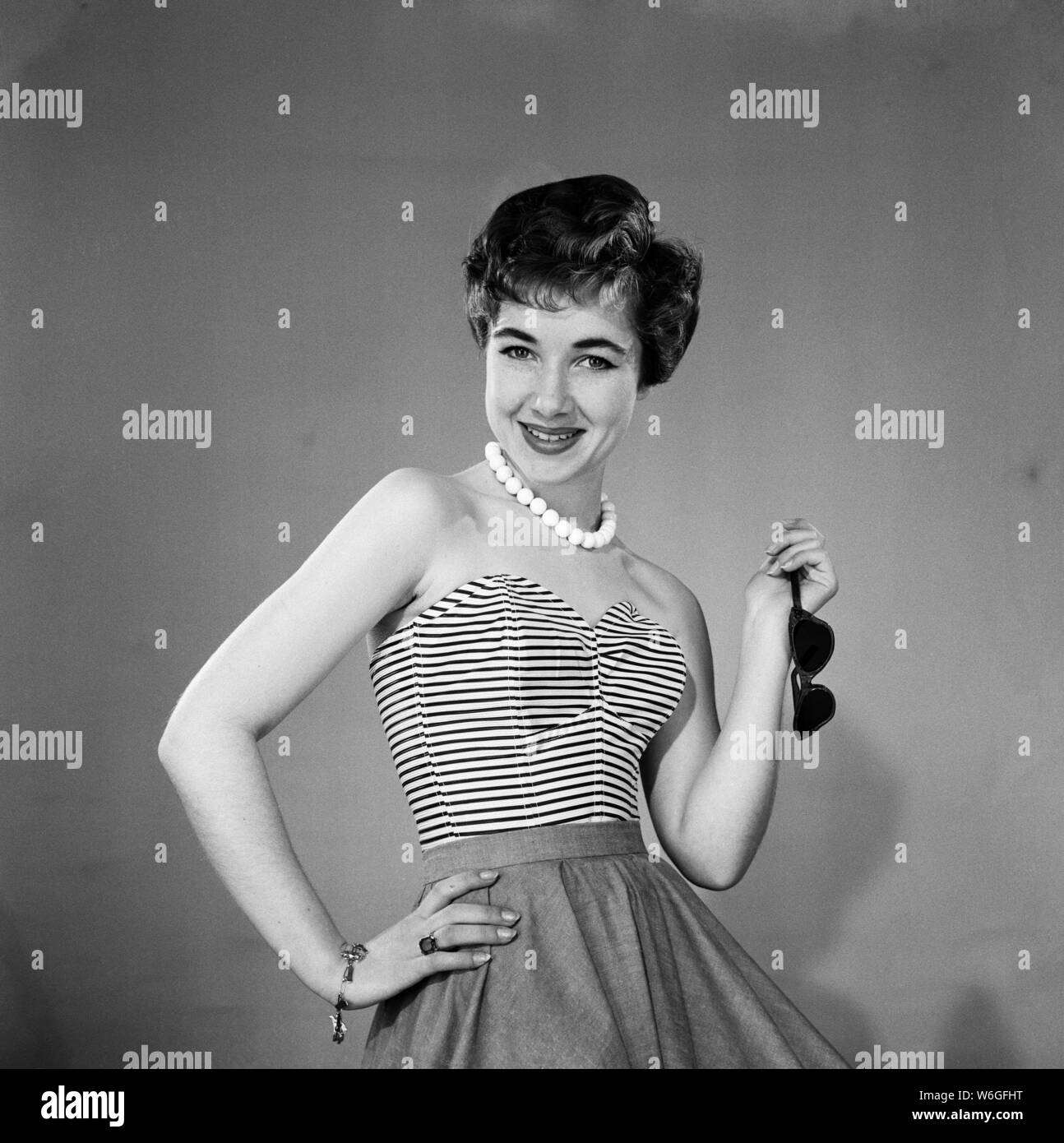 Woman's Sunday Mirror Fashion concours n° 12. Tops Sun à partir de DH Evans portés par le cinéma et comédienne Maureen Davis. Juillet 1955. Banque D'Images