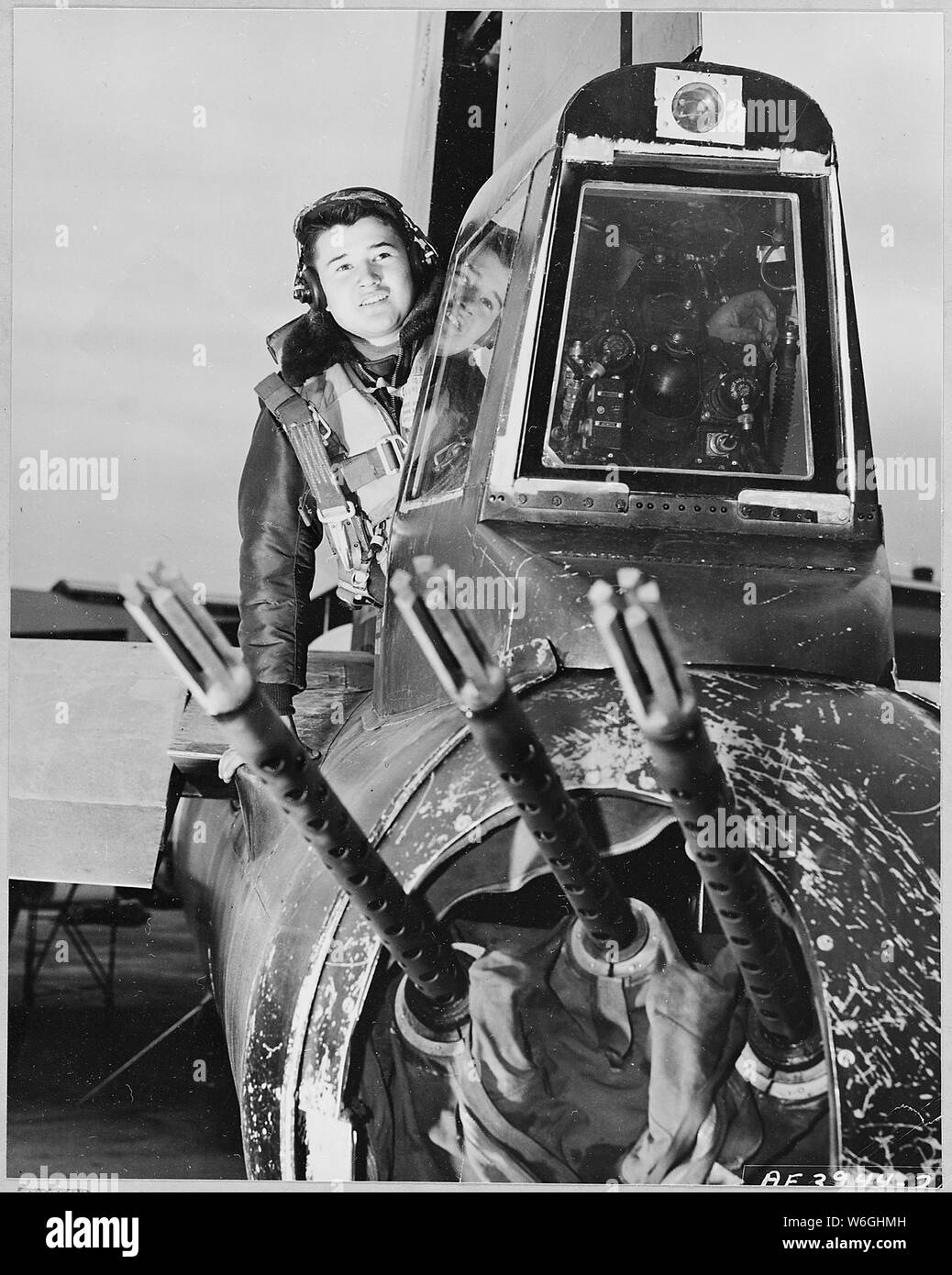 FEAF Bomber Command, le Japon--A/2C Kenneth W. Roberts, d'Weitchpee, Californie, affecté à la 98e,-Bomb Wing, vérifie son trio de queue de calibre .50 de stingers avant qu'une autre mission au-dessus de la Corée du Nord dans son U.S. Air Force B-29 Superfort ; Portée et contenu : FEAF Bomber Command, le Japon--A/2C Kenneth W. Roberts, d'Weitchpee, Californie, affecté à la 98e,-Bomb Wing, vérifie son trio de queue de calibre .50 de stingers avant qu'une autre mission au-dessus de la Corée du Nord dans son U.S. Air Force B-29 Superfort. Lorsque son avion entre dans le territoire rouge, Roberts yeux sont d'une importance vitale. Assis dans le solit Banque D'Images