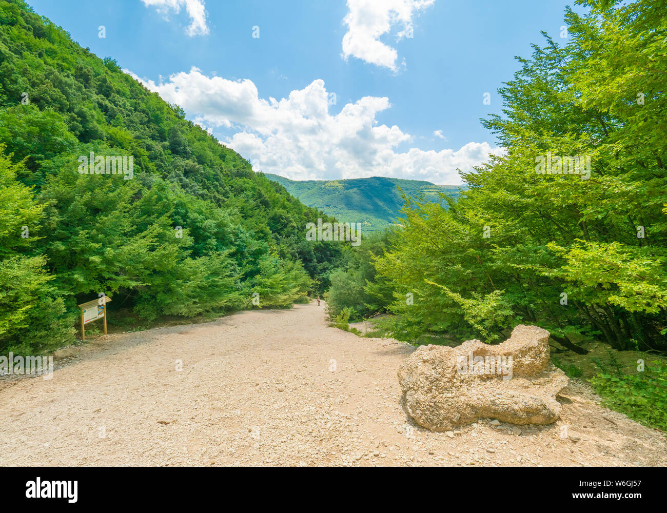Lac Fiastra et lame Rosse - canyon sauvage naturaliste attraction dans le parc national Monti Sibillini, province de Macerata, Marches, Italie Banque D'Images