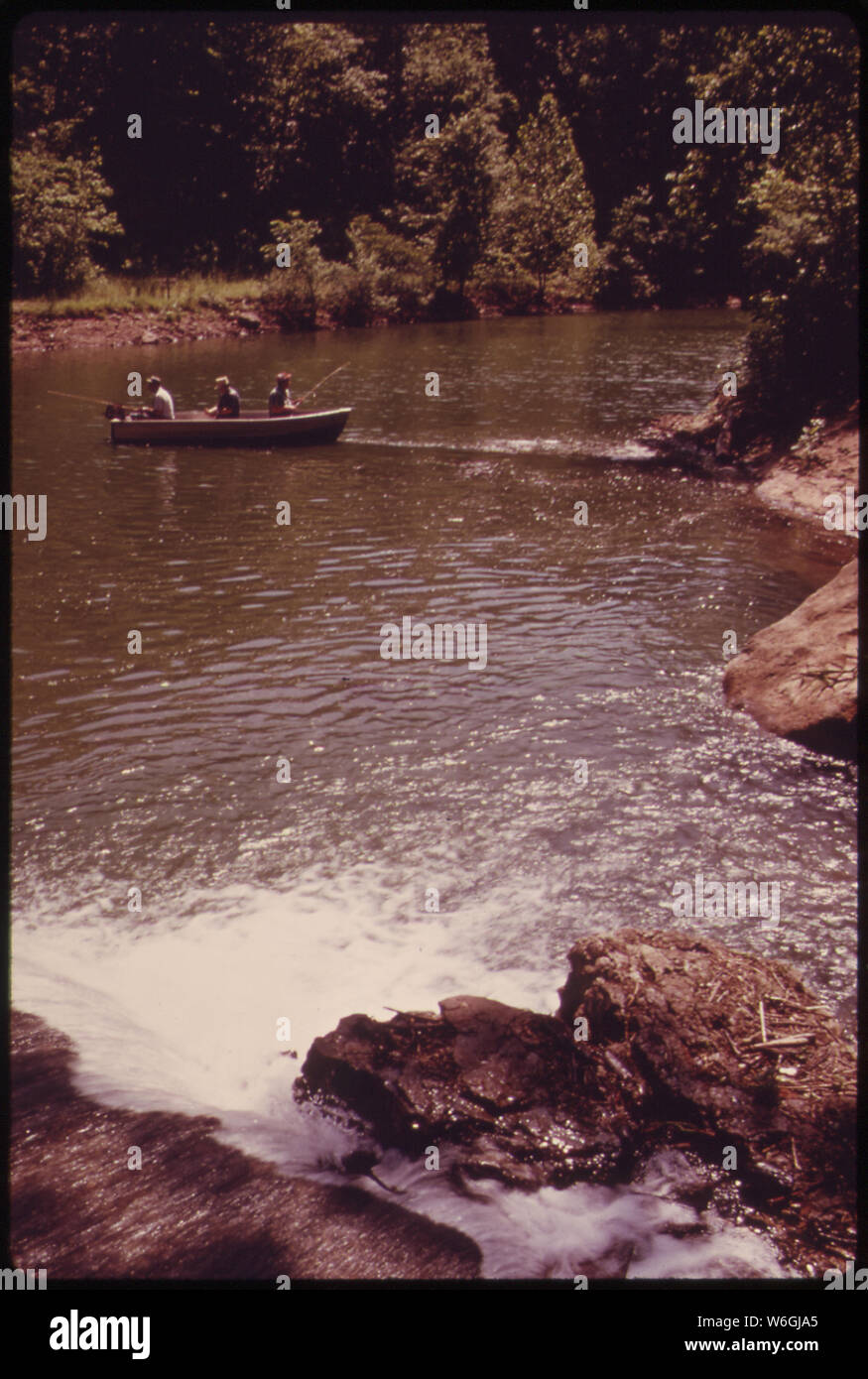 Les pêcheurs DE LA RÉGION DE TONKA HA HA, UNE ZONE D'INTÉRÊT INHABITUEL ET DE BEAUTÉ SUR LE BRAS DE NIANGUA DU LAKE OF THE OZARKS TROIS MILLES AU SUD DE JETTE. Les hommes SONT LA PÊCHE SUR UN PETIT LAC FORMÉ PAR L'UN DE MISSOURI'S CÉLÈBRE BLUE SPRINGS. L'eau cristalline est retenue entre les crêtes verdoyantes, haut Banque D'Images