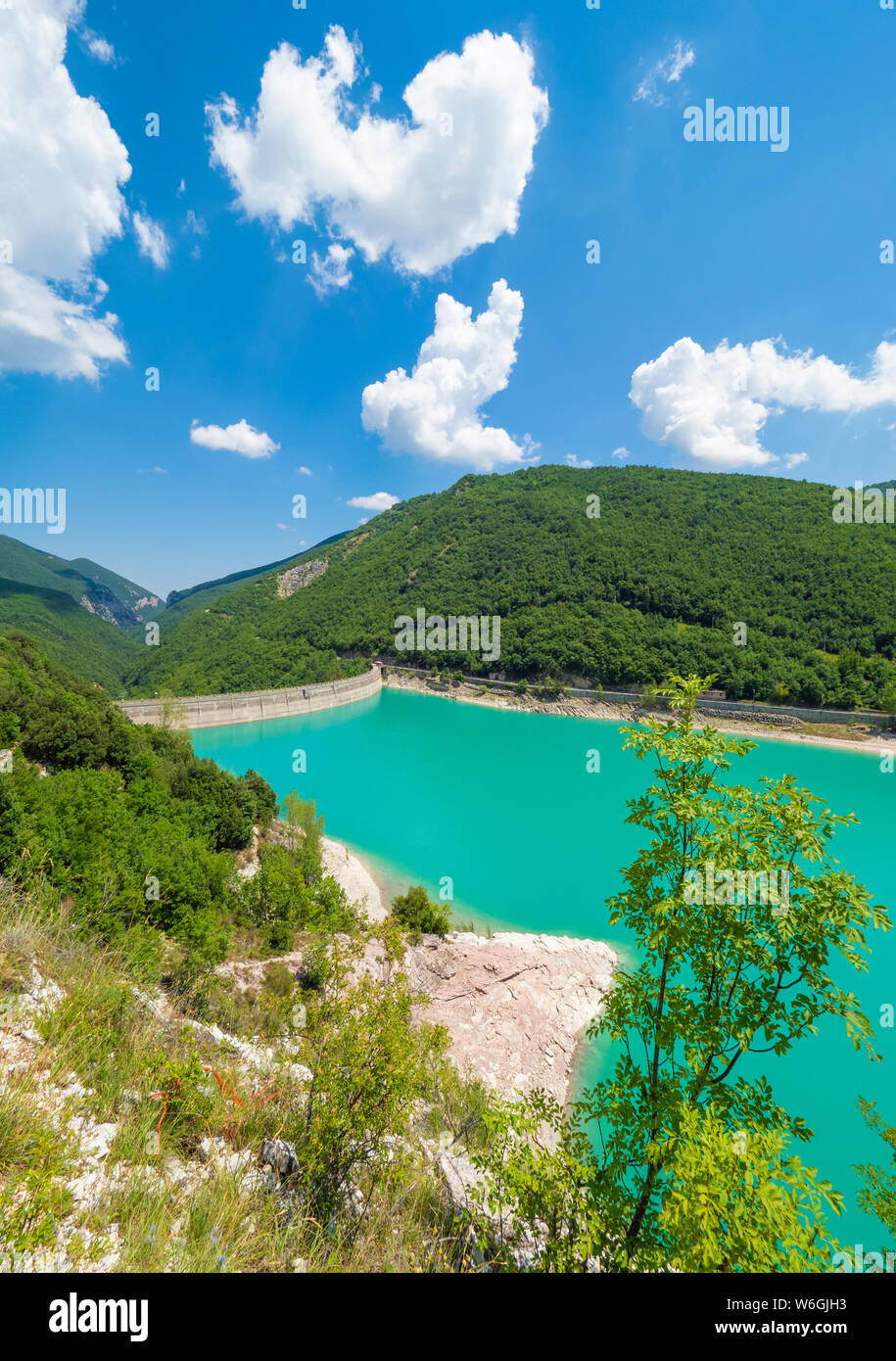 Lac Fiastra et lame Rosse - canyon sauvage naturaliste attraction dans le parc national Monti Sibillini, province de Macerata, Marches, Italie Banque D'Images