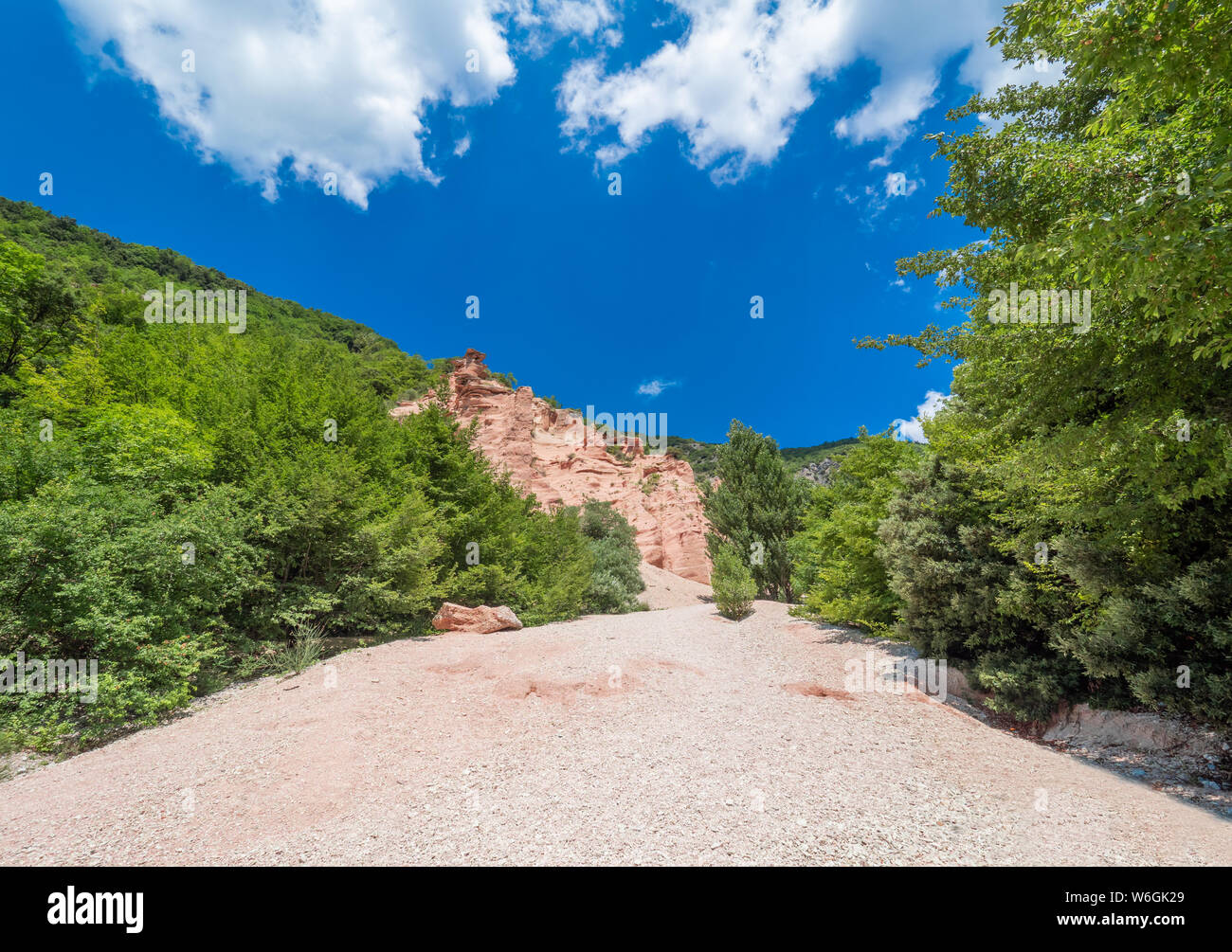 Lac Fiastra et lame Rosse - canyon sauvage naturaliste attraction dans le parc national Monti Sibillini, province de Macerata, Marches, Italie Banque D'Images