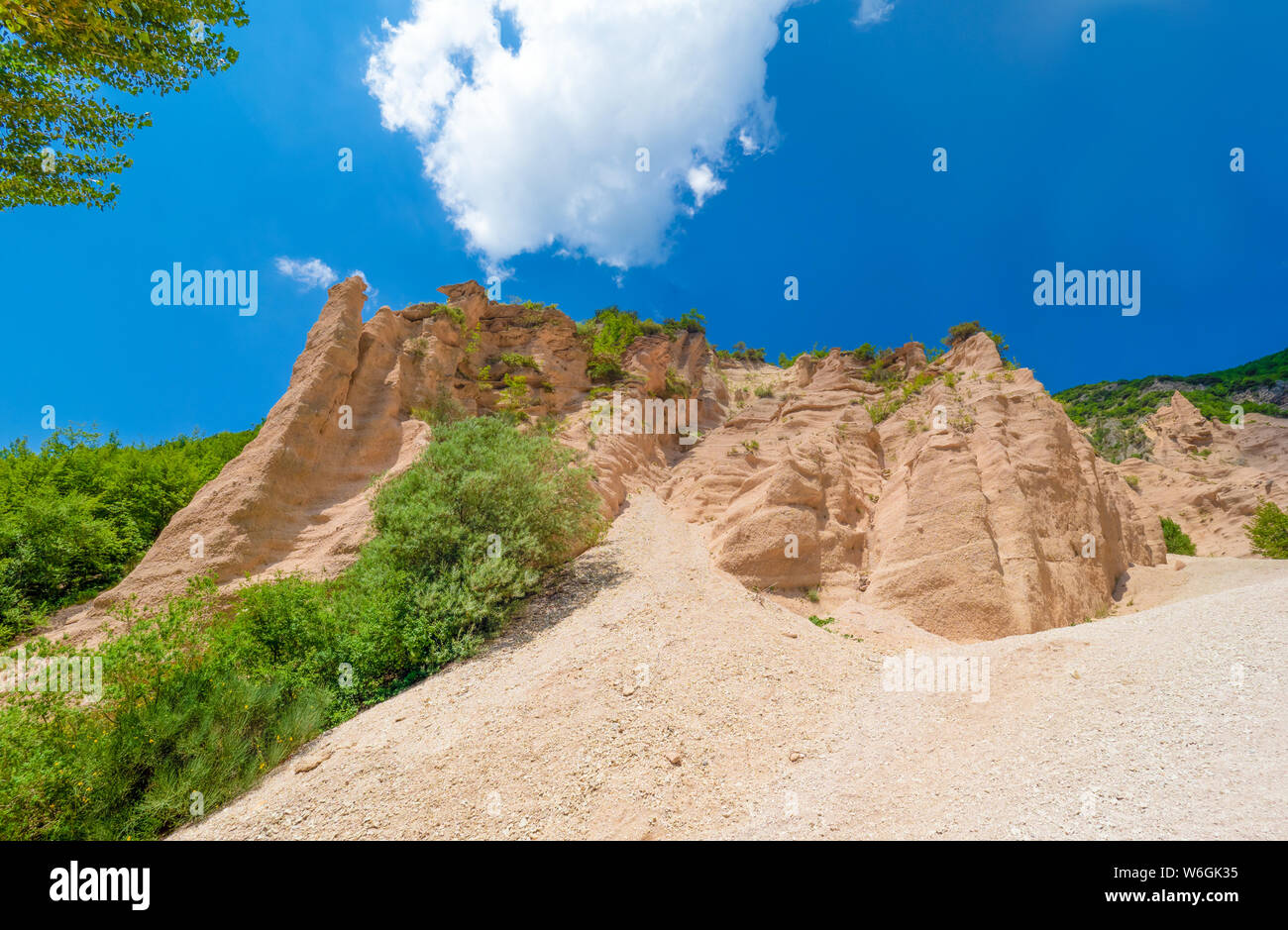 Lac Fiastra et lame Rosse - canyon sauvage naturaliste attraction dans le parc national Monti Sibillini, province de Macerata, Marches, Italie Banque D'Images