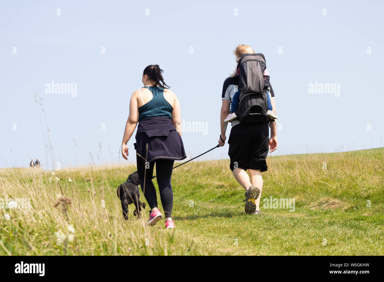 Youn couple hiking avec bébé carrieron en arrière. UK Banque D'Images
