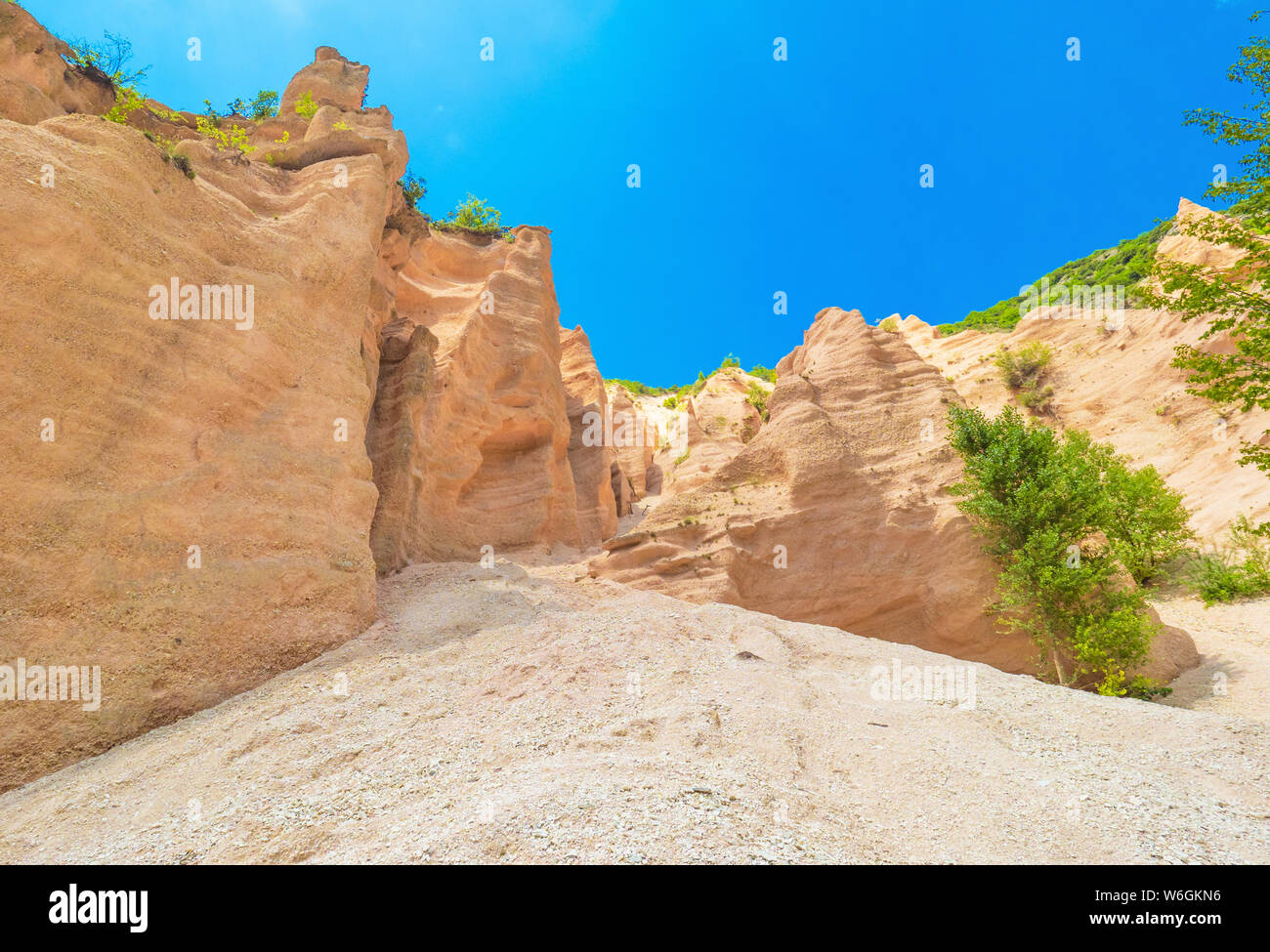 Lac Fiastra et lame Rosse - canyon sauvage naturaliste attraction dans le parc national Monti Sibillini, province de Macerata, Marches, Italie Banque D'Images