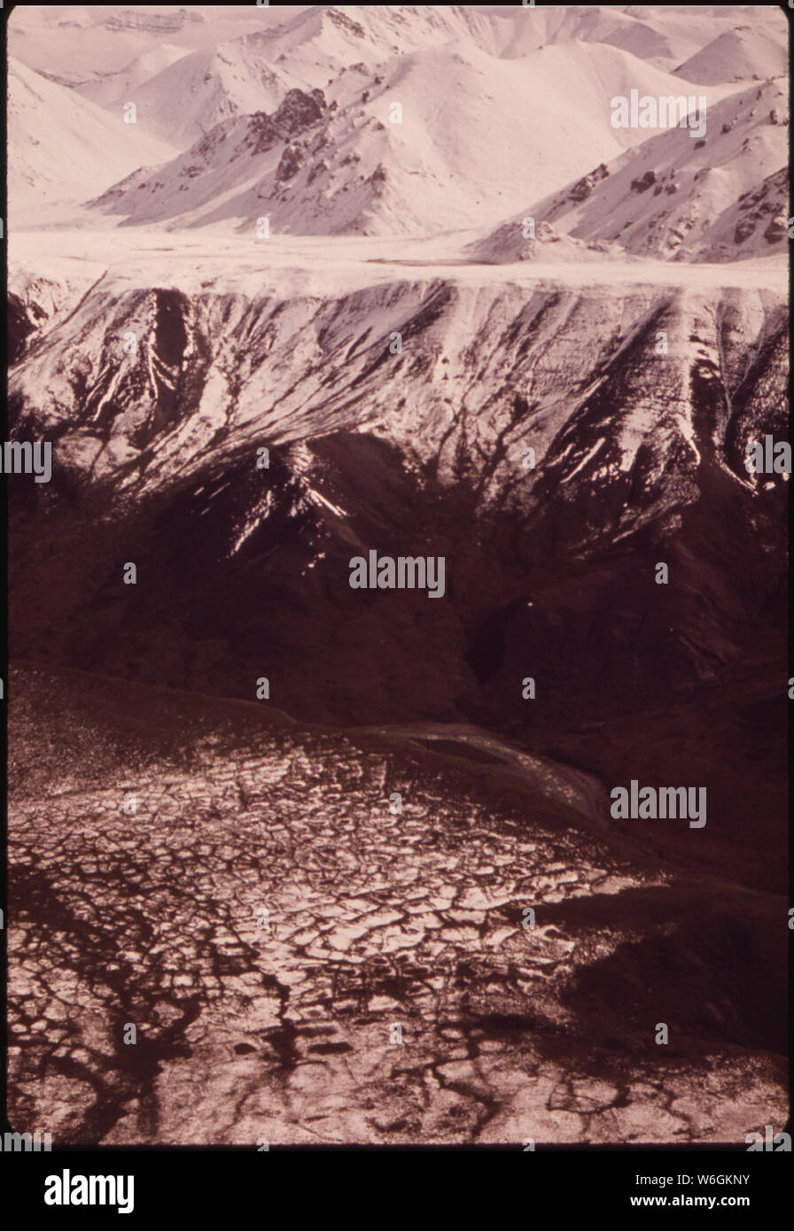 Quatre milles à l'EST DE PASSAGE DE LA CANALISATION DE LA RIVIÈRE COL ATIGUN PRÈS DE L'EMBOUCHURE DE LA GORGE COL ATIGUN. La vue s'étend au sud de l'AUTRE CÔTÉ DE LA RIVIÈRE VERS LE CENTRAL DE BROOKS. Poudrer DE NOUVELLE NEIGE EN PREMIER PLAN AFFICHE sol géométrique, une caractéristique prédominante DU VERSANT NORD Banque D'Images
