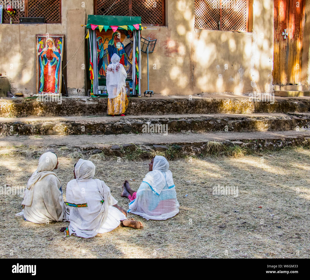 Les femmes éthiopiennes priant par Kuskuam ; Église Gondar, région d'Amhara, en Éthiopie Banque D'Images