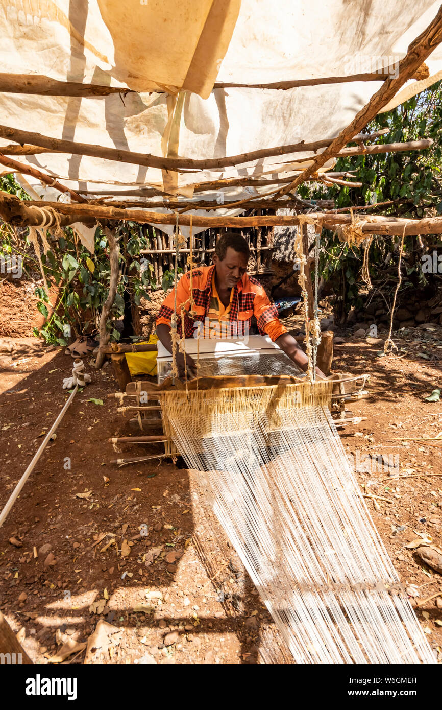 Homme Konso sur son tissu tissage loom ; Carat-Konso, Nationalités et Peuples du Sud, l'Éthiopie Région' Banque D'Images