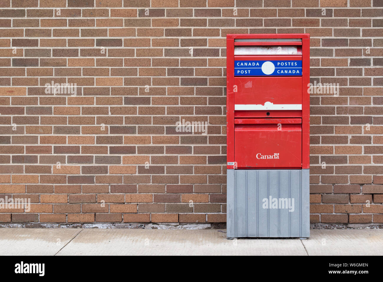 Stewiacke, Canada - le 31 juillet 2019 : case postale sur le trottoir.  Canada Post Corporation est le principal prestataire de service postal.  Postes Canada est une couronne co Photo Stock - Alamy