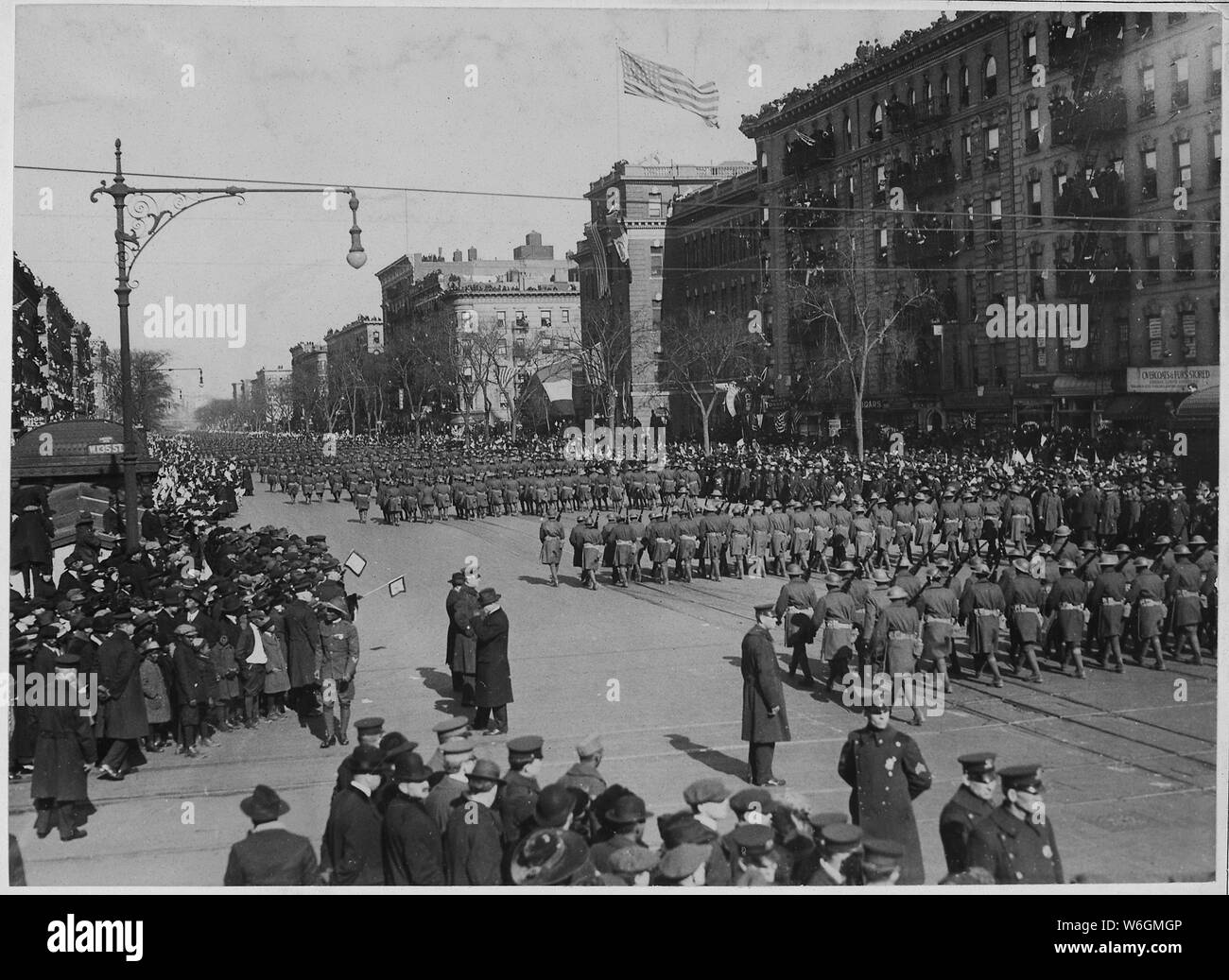 Célèbre New York [retour] des soldats afro-américains à la maison. 369e d'infanterie, connu sous le nom de combats 15e, . . . ; Portée et contenu : la légende complète pour ce poste est la suivante : célèbre New York [retour] des soldats afro-américains à la maison. 369e d'infanterie, connu sous le nom de combats 15th, de retour de France, où ils ont eux-mêmes couverts de gloire, basculer vers le haut Lenox Avenue, New York City, et recevoir la bienvenue. Banque D'Images