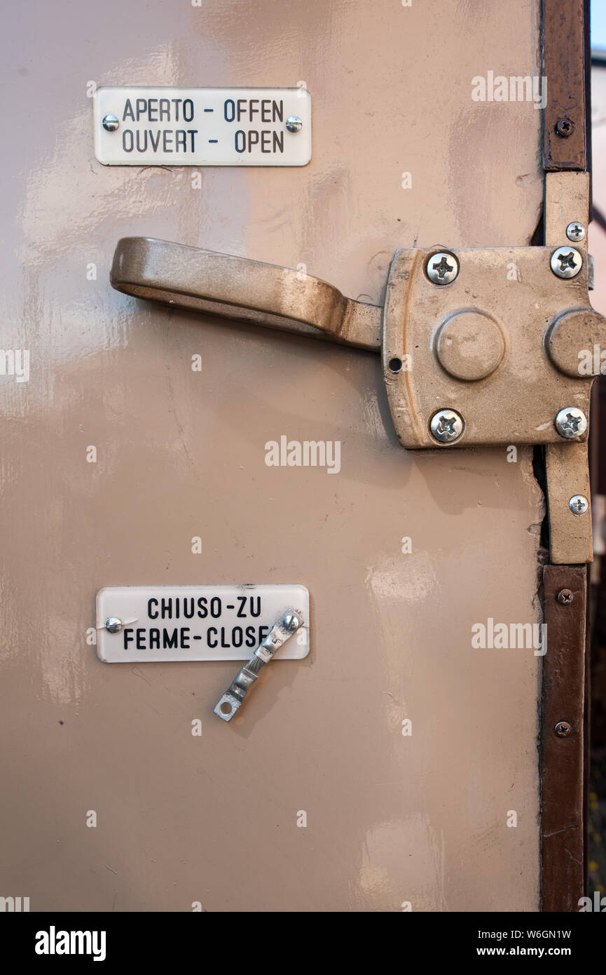 Sur la poignée intérieure de la porte du wagon de train ancien Banque D'Images