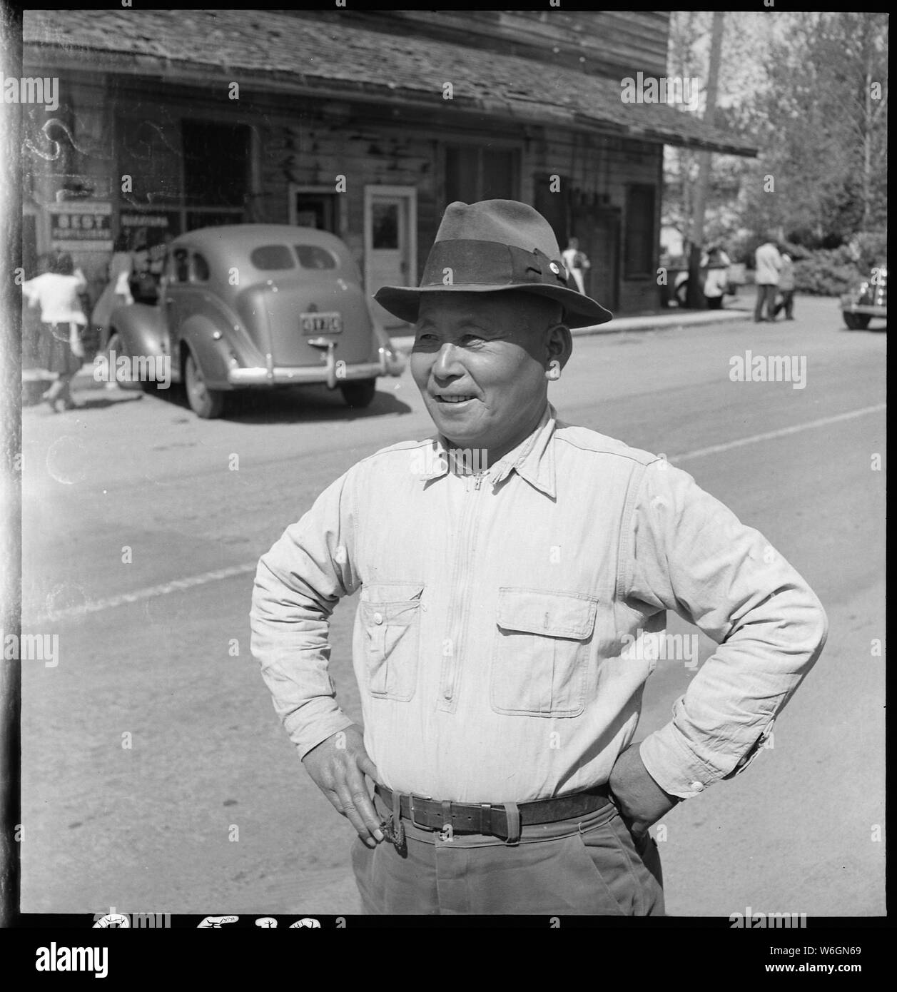 Florin, en Californie. Camion fraise agriculteur qui est venu aux États-Unis en provenance du Japon en 1902 et wh . . . ; Portée et contenu : la légende complète pour cette photographie se lit comme suit : Florin, en Californie. Camion fraise agriculteur qui est venu aux États-Unis en provenance du Japon en 1902 et qui est maintenant propriétaire de sa propre ferme. Il a six enfants nés américains, avec un fils qui sert dans l'Armée américaine au Camp Robinson. Dit-il, si mauvais Jap faire quelque chose, je sais que l'évacuation est la protection. Banque D'Images