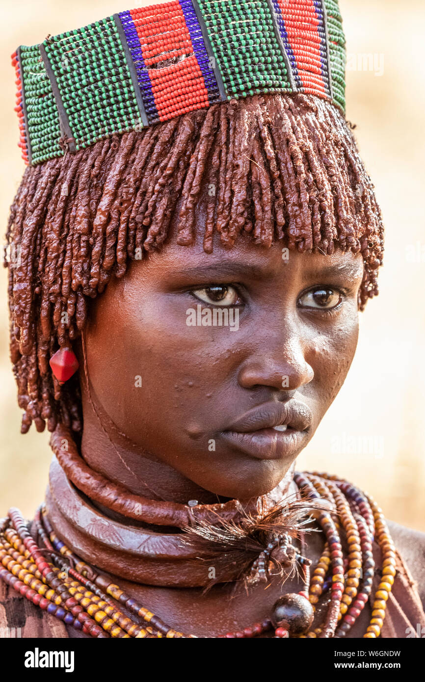 Hamer femme à une cérémonie qui, sautant de bull lance un garçon dans la virilité, dans le village d'asile ; Vallée de l'Omo, Ethiopie Banque D'Images