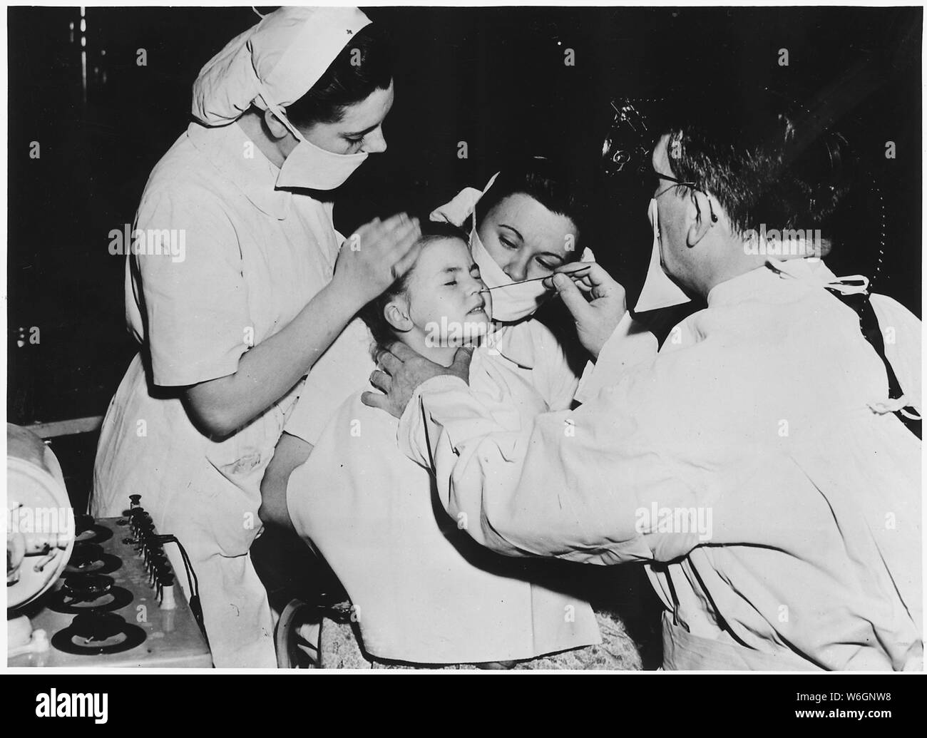 La France. Le Radium est utilisé par les médecins pour soigner une infection nasale de cette petite fille dans un hôpital français. Ce et des médicaments comme la pénicilline et la streptomycine sont parmi les nombreuses choses qui ont été mis à la disposition de médecins au moyen de fonds de contrepartie Banque D'Images