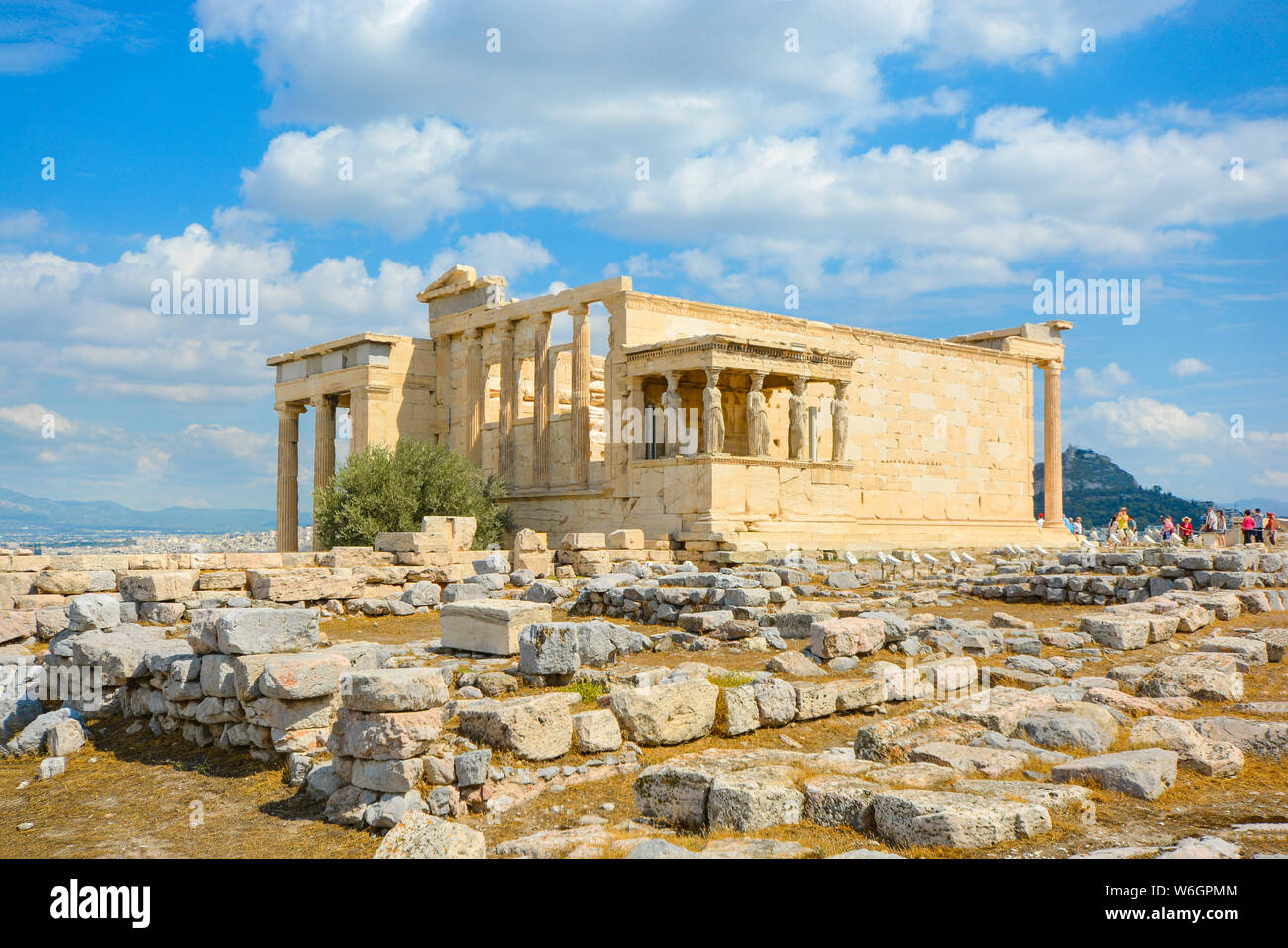 Vue de l'Erechtheion temple à Athènes l'Acropole à Athènes la Grèce sur une chaude journée d'été avec Lykavittos Hill dans l'arrière-plan Banque D'Images