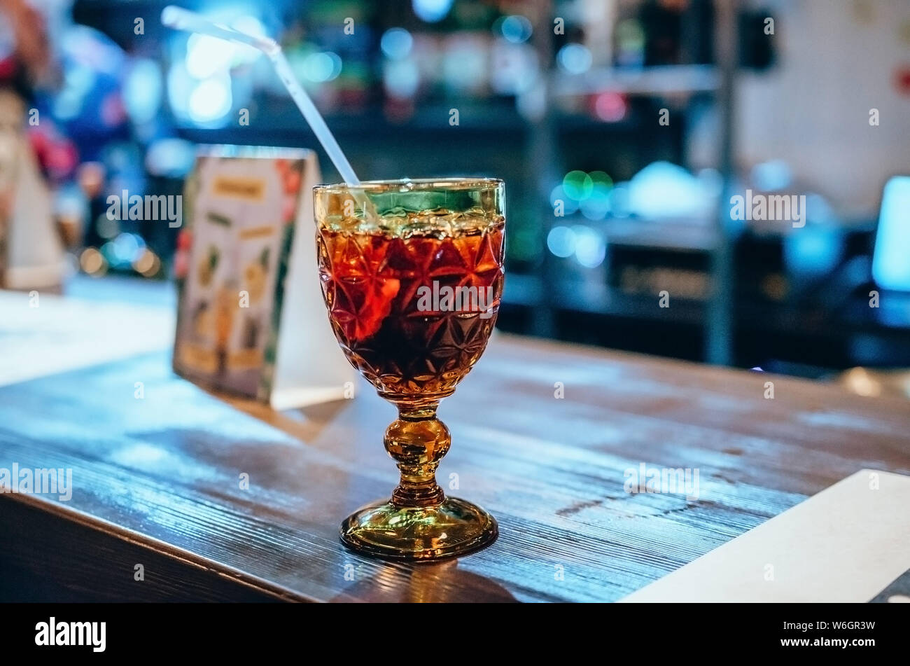 Bar de l'alcool, verre à cocktail rouge sur comptoir bar. Boisson fraîche  sur un fond couleur coctail Photo Stock - Alamy