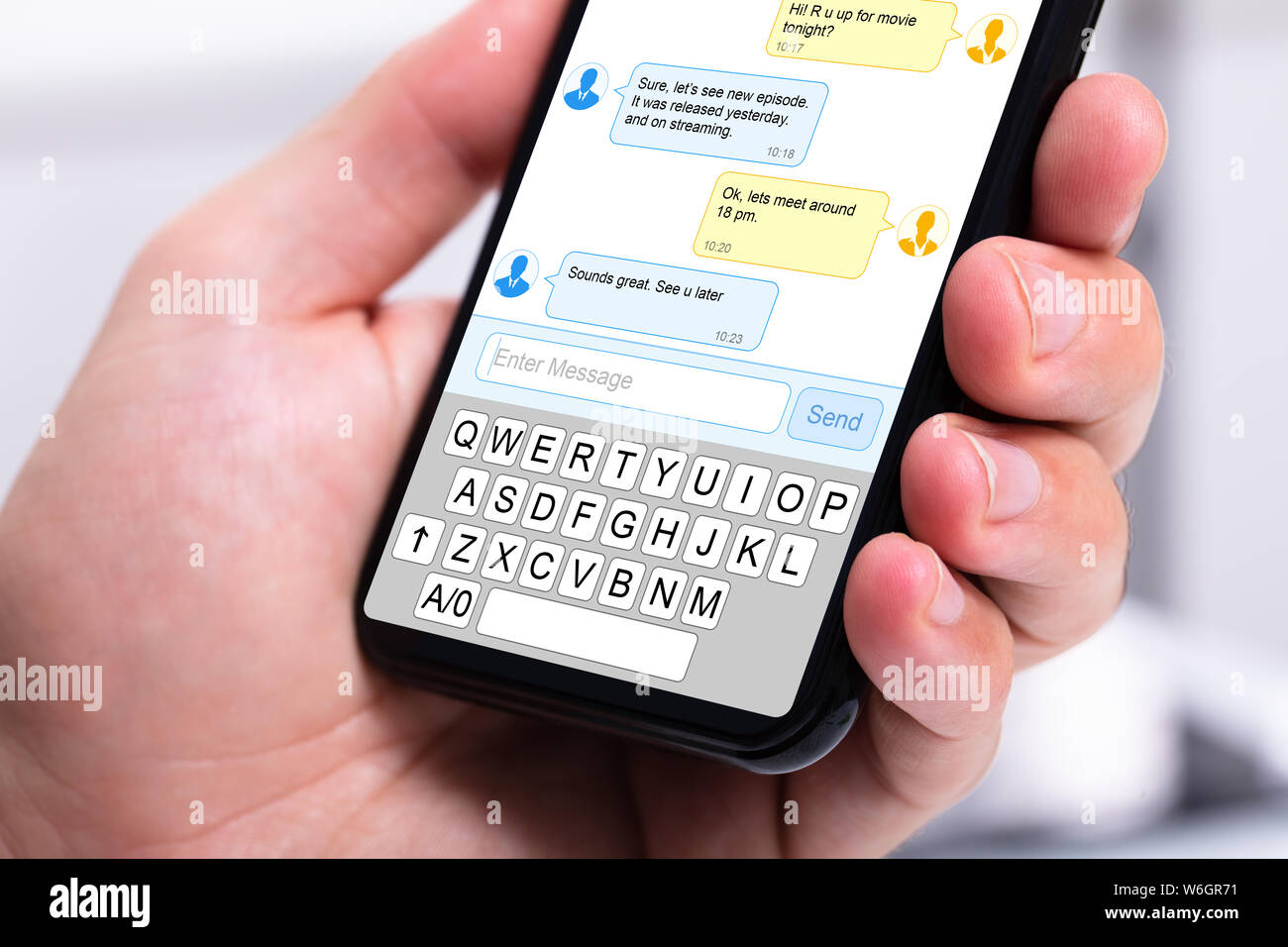 Close-up of a person's Hand Holding Mobile Phone Messages montrant Banque D'Images